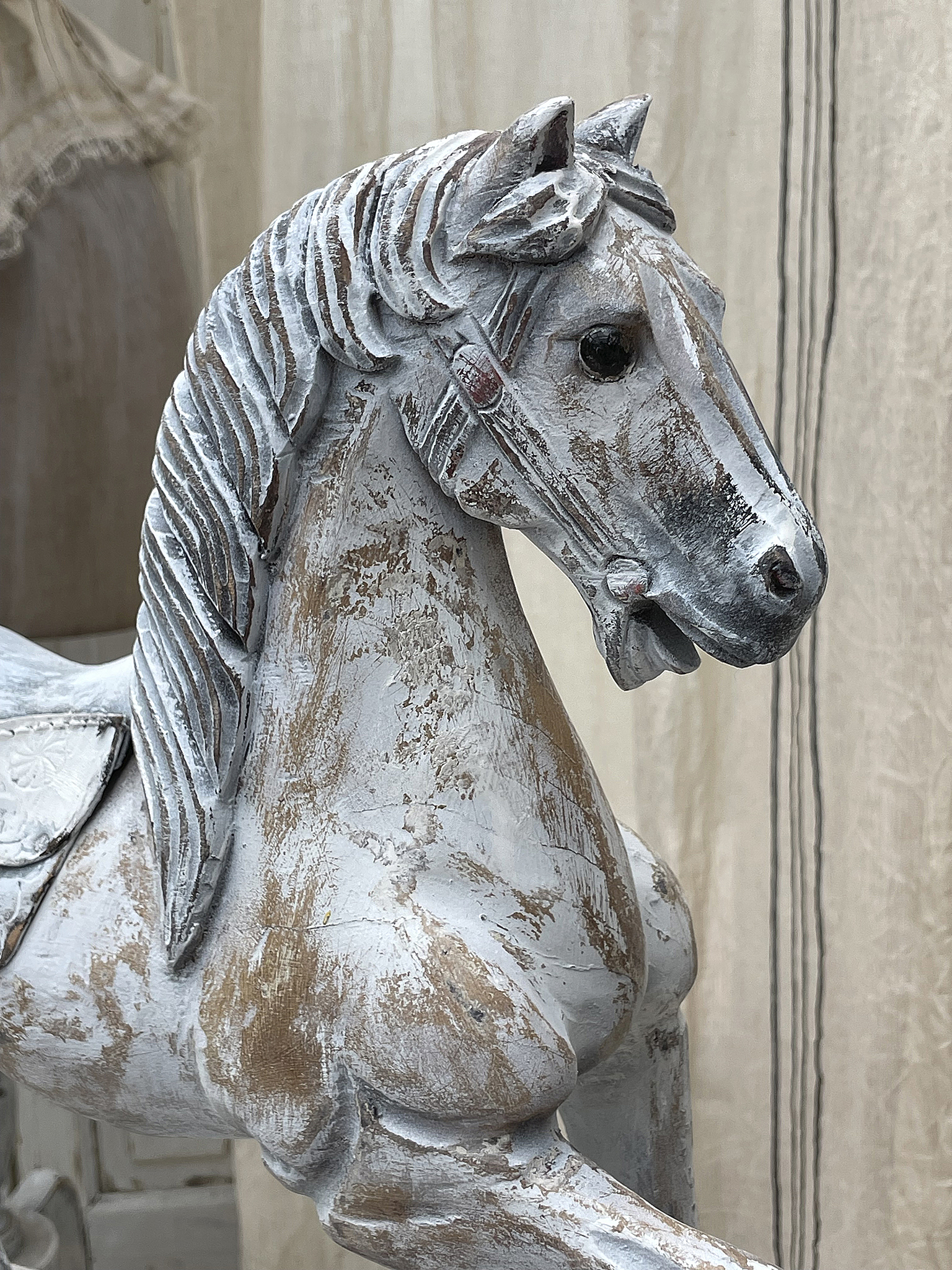 Detailansicht einer handgeschnitzten Holzpferd-Figur mit nostalgischem Charme