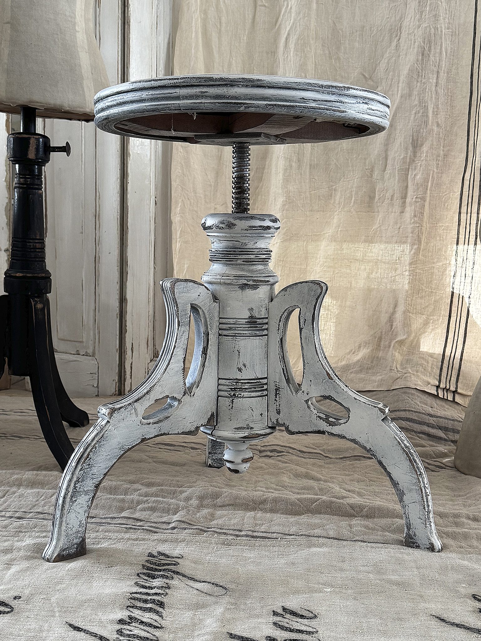 Antiker Klavierhocker im weißen Vintage-Kleid***