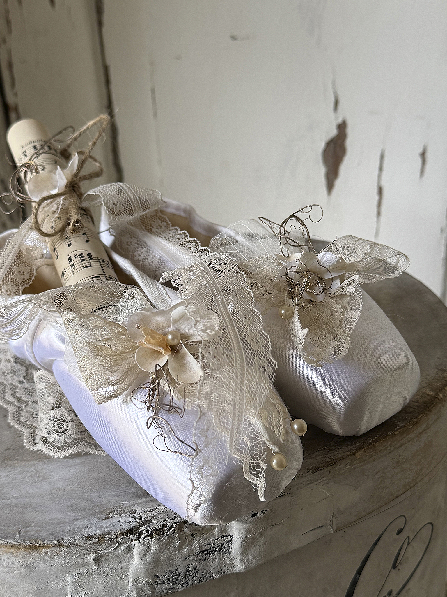 Weiße Spitzen-Ballettschuhe mit Notenblatt***