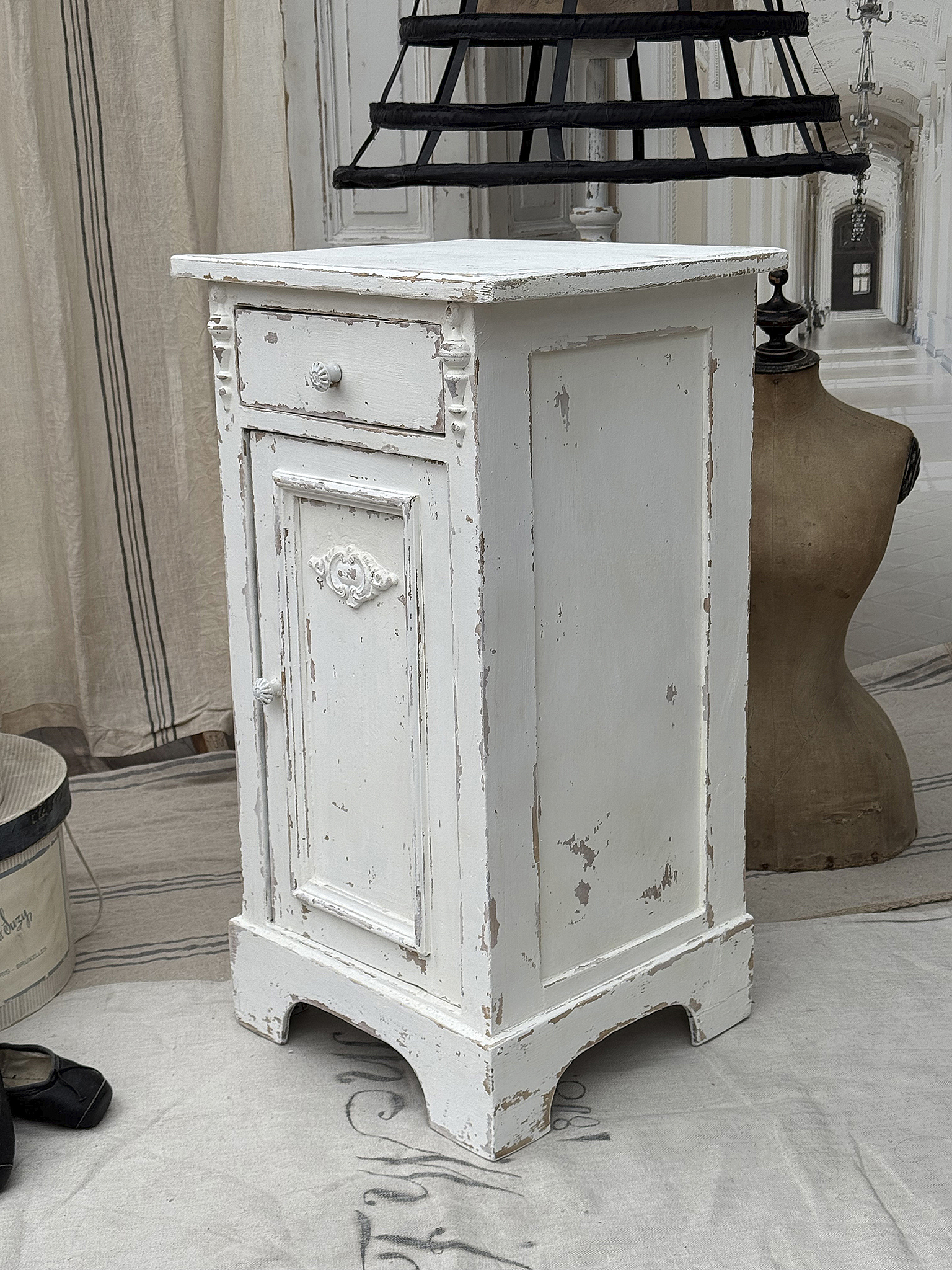 Vintage Nachtkommode im Shabby Chic Stil Weiße Nachtkommode mit einer Schublade und einer Tür im Shabby Chic Design