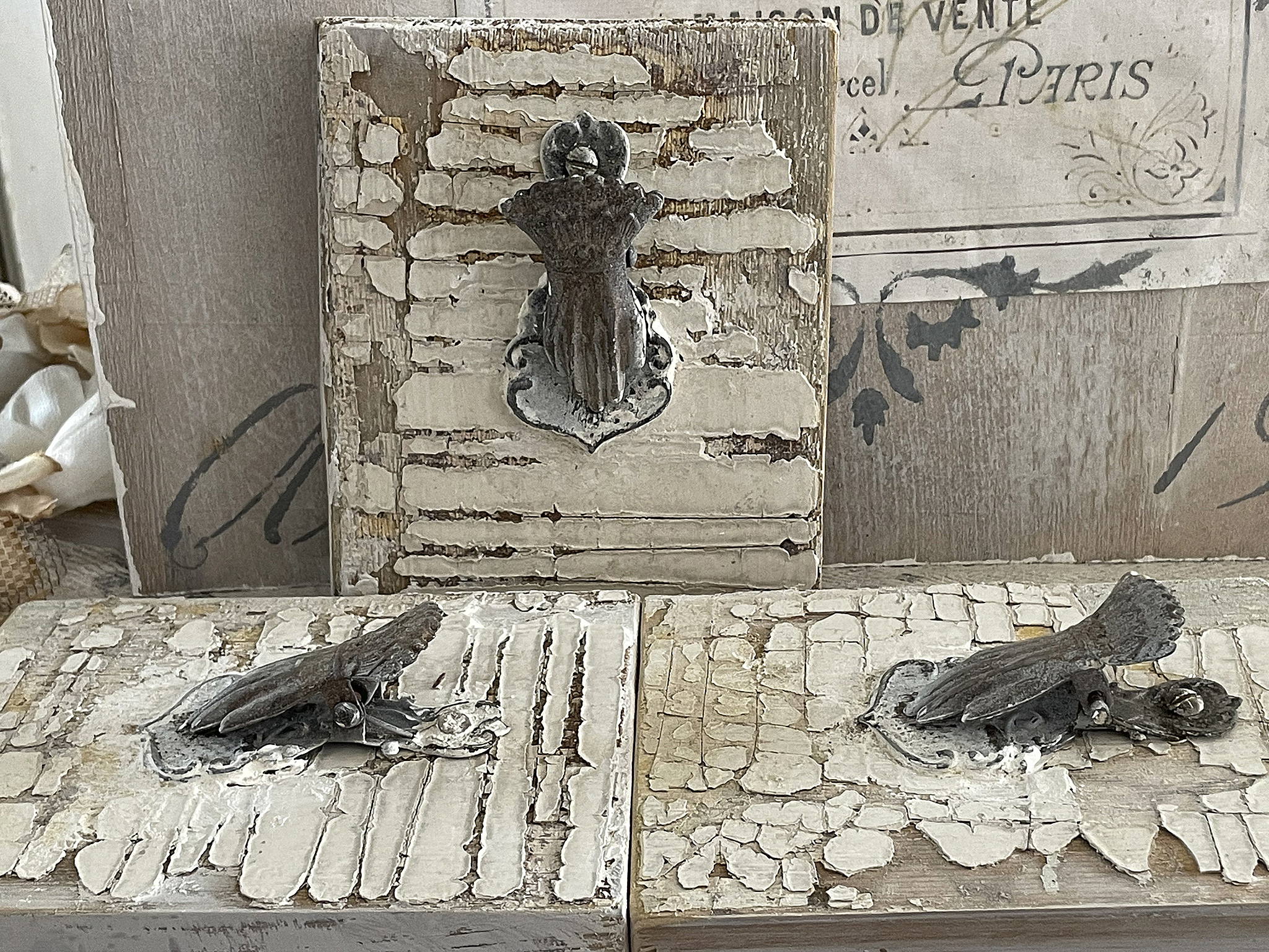 Antike Briefklammer -Hand- auf altem Holzbrettchen ***