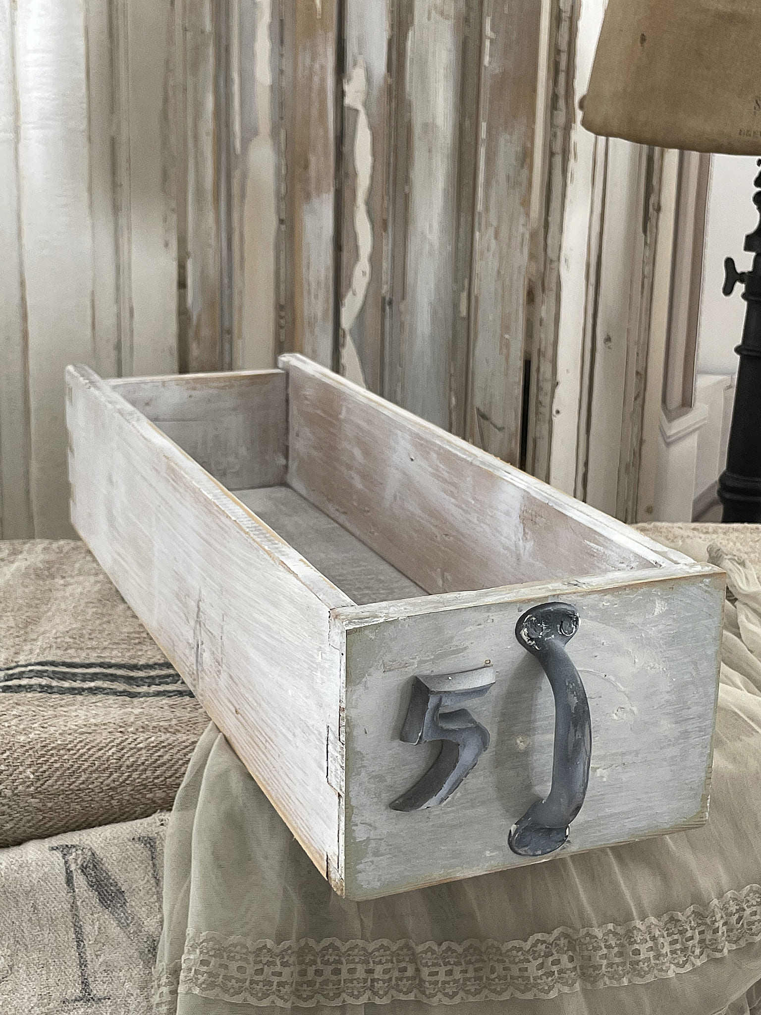 Dekorative Holzschublade mit Griff und der Nummer 51 Romantische Holzschublade im Vintage-Stil mit Nummer 51 und Metallgriff