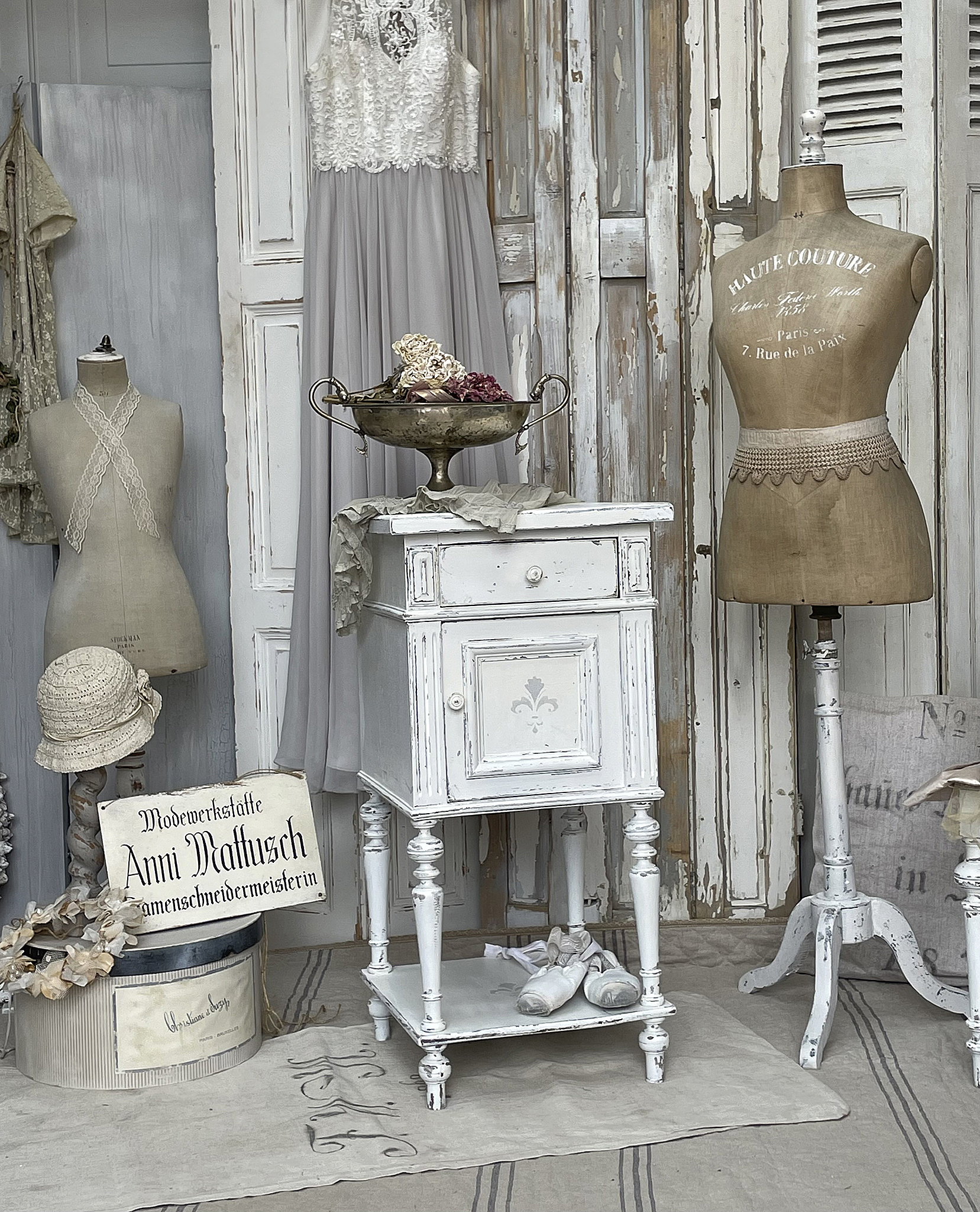 Elegante Wohnaccessoires und Schneiderpuppe in einem stilvollen Raum Stilvolles Interieur mit Schneiderpuppe, vintage Schrank und Dekoration