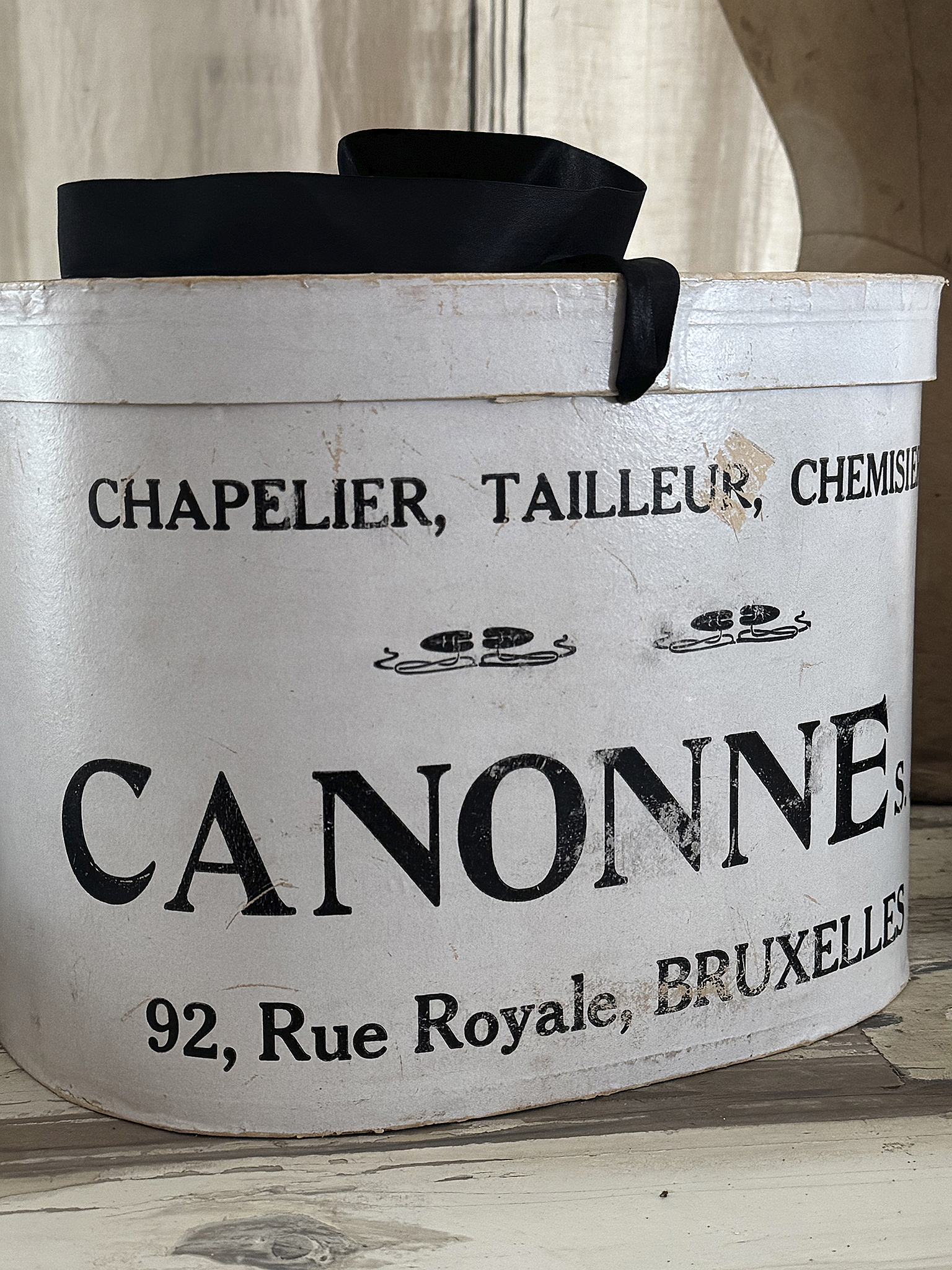  Wunderschöne alte französische Hutschachtel – ein rares Duo mit Zylinder***