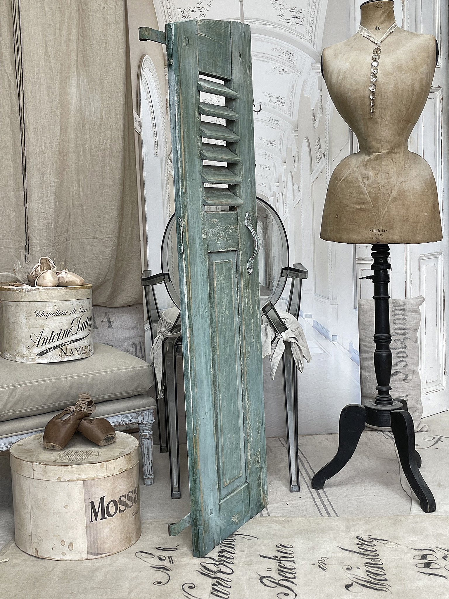 Vintage Atelier mit grüner Tür und Schneiderpuppe Rustikaler Raum mit einer antiken grünen Tür, einer Schneiderpuppe und nostalgischen Accessoires