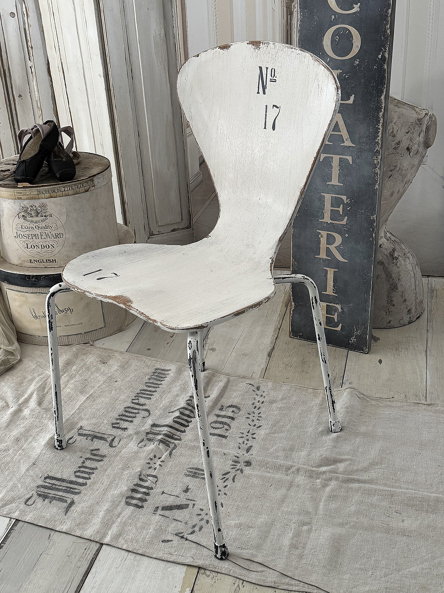 Vintage Shabby-Chic Stuhl – authentisches Mid-Century-Design mit Number 17***