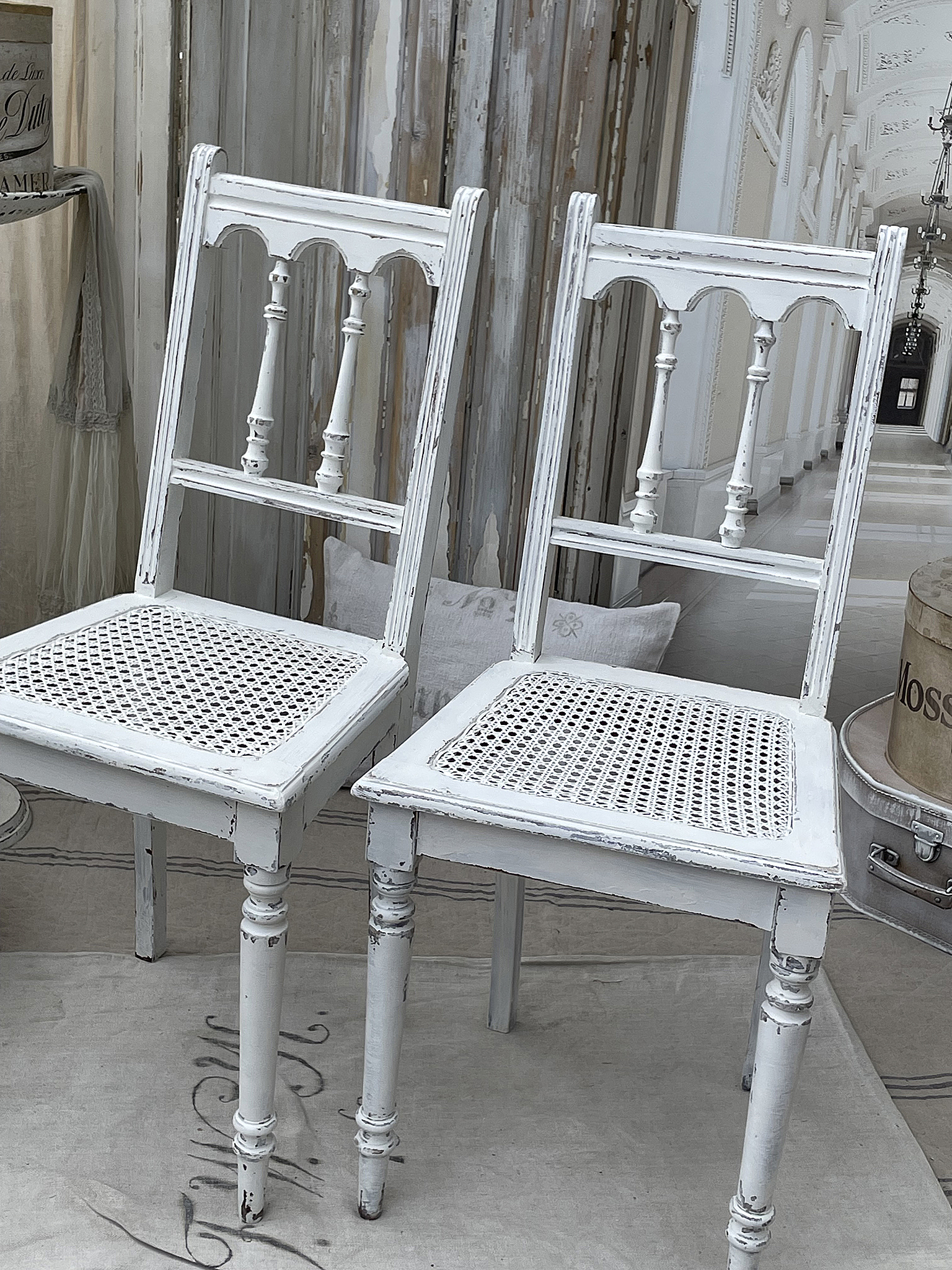Antiker Stuhl mit Wienergeflecht im weißen Kleid***