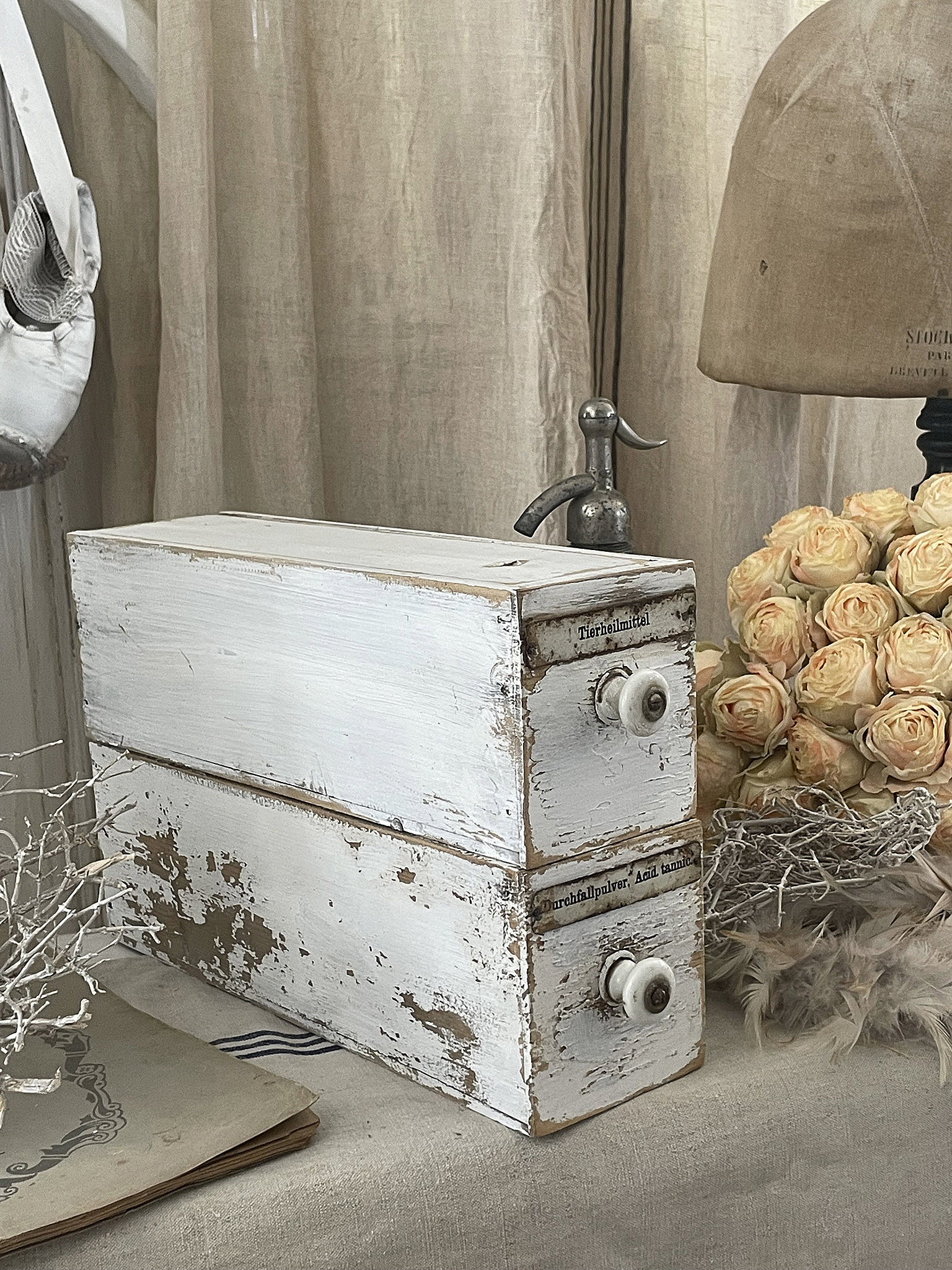 Vintage Holzbox in weiß mit zwei Schubladen und nostalgischem Flair