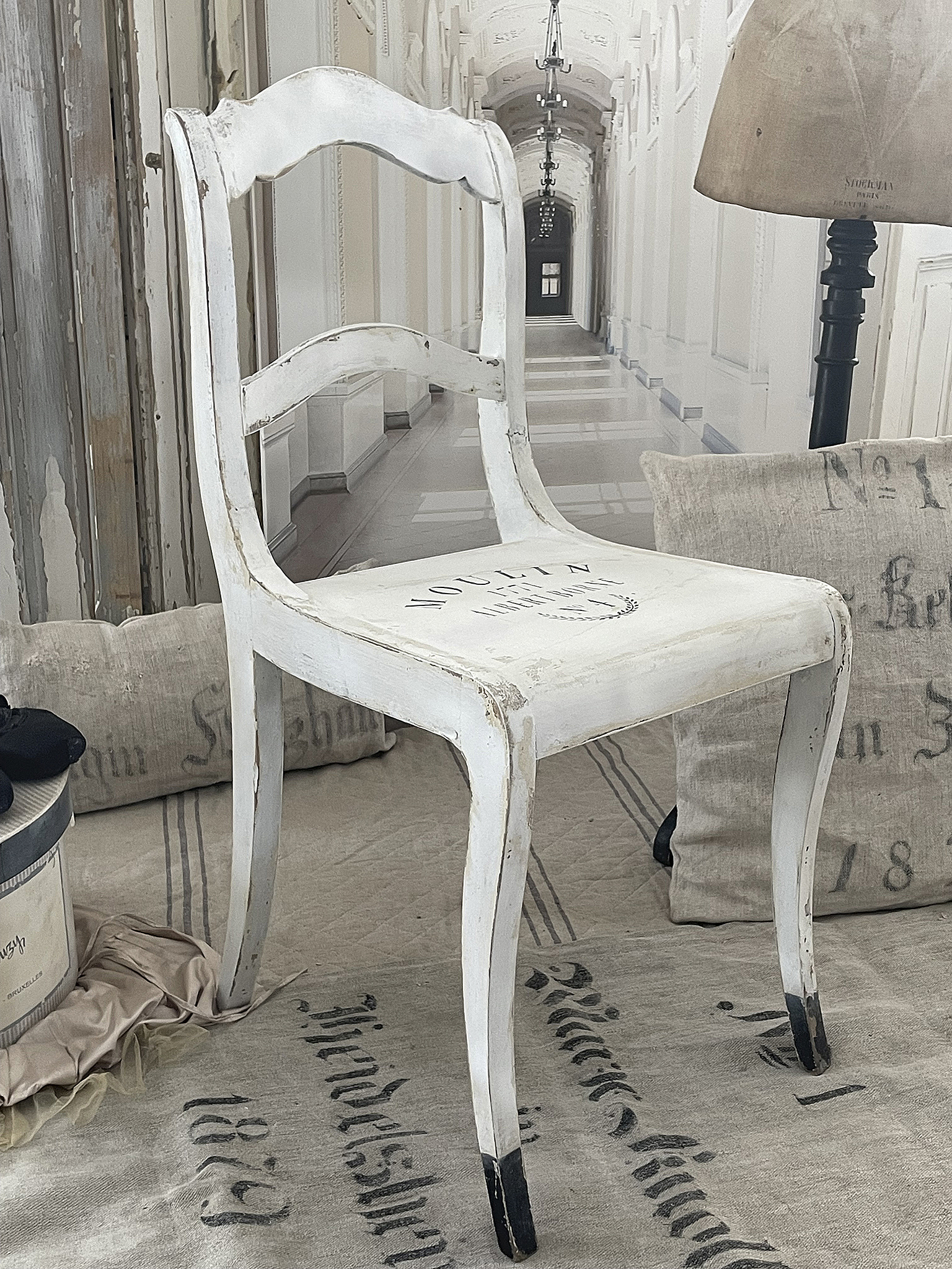 Wunderschöner vintage weißer Stuhl im Landhausstil Eleganter, nostalgischer Stuhl aus Holz in Weiß im rustikalen Ambiente