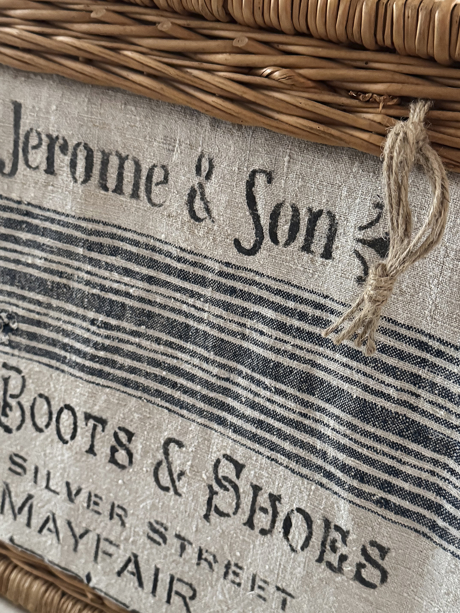 Großer Vintage-Weidenkorb mit Klappdeckel ein charaktervolles Einzelstück für eure Wohnwelt***