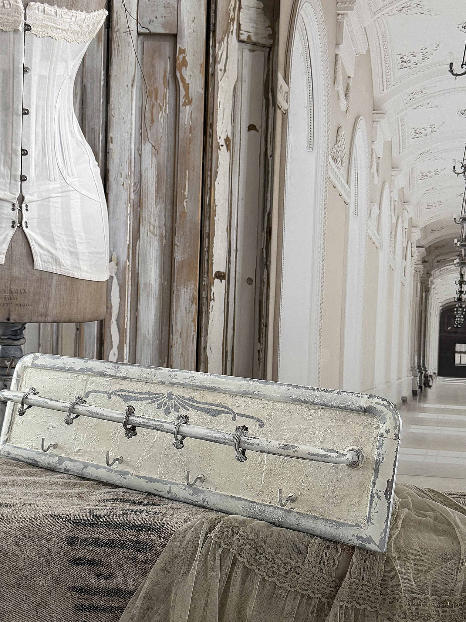 Alte Hakenleiste im Shabby-Chic – Vintage-Handtuchhalter mit Jugendstil-Kacheln***