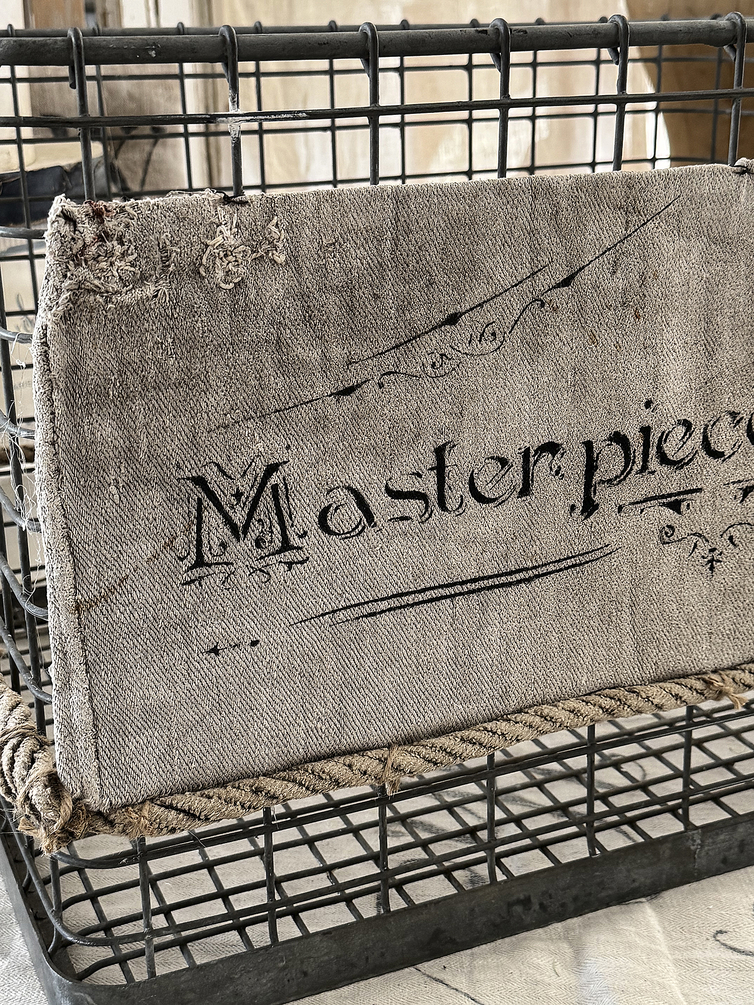 Großer Eisenkorb mit altem Leinen***