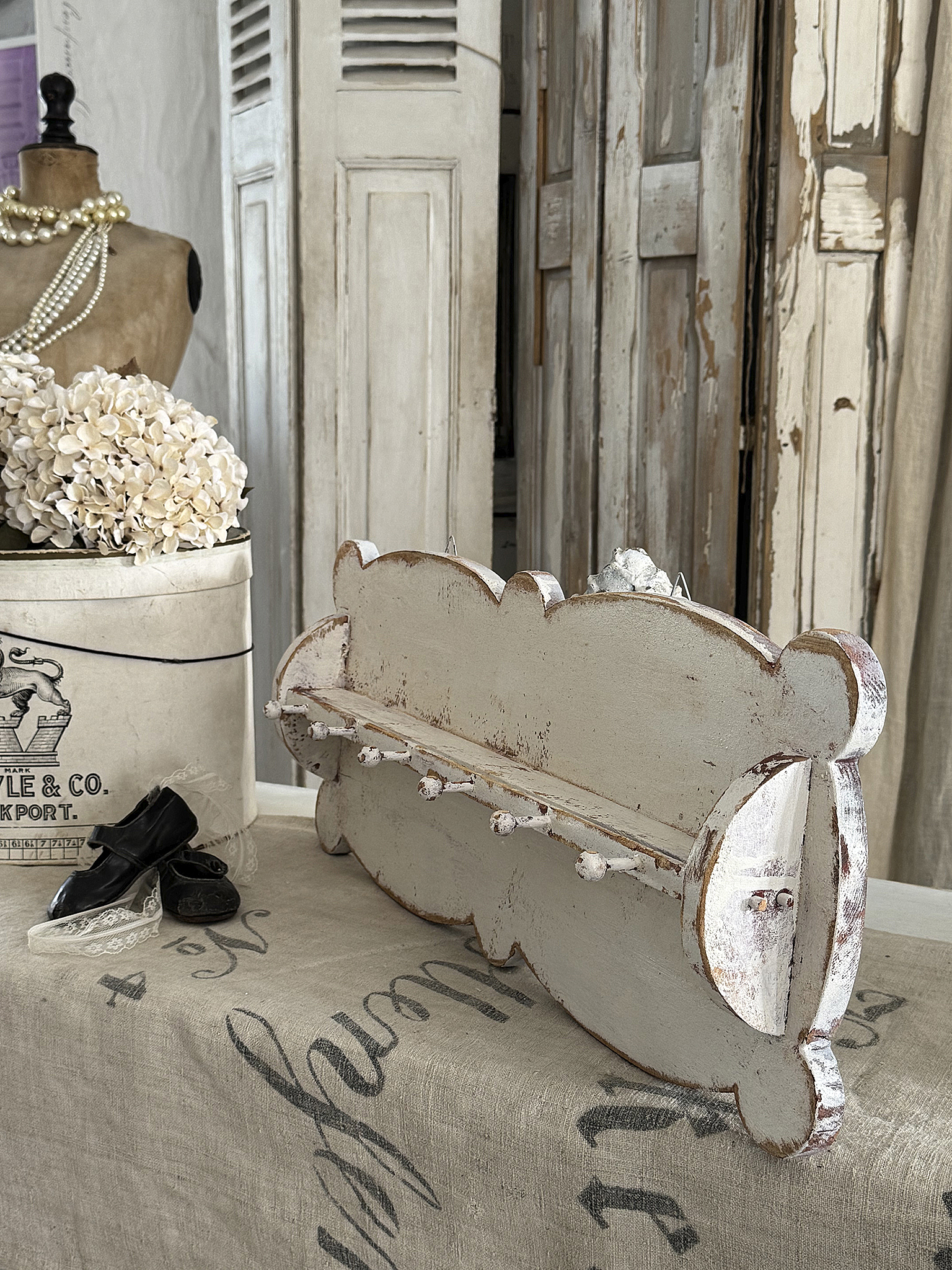 Süßes antikes Haken-Wandregal im Shabby-Chic***