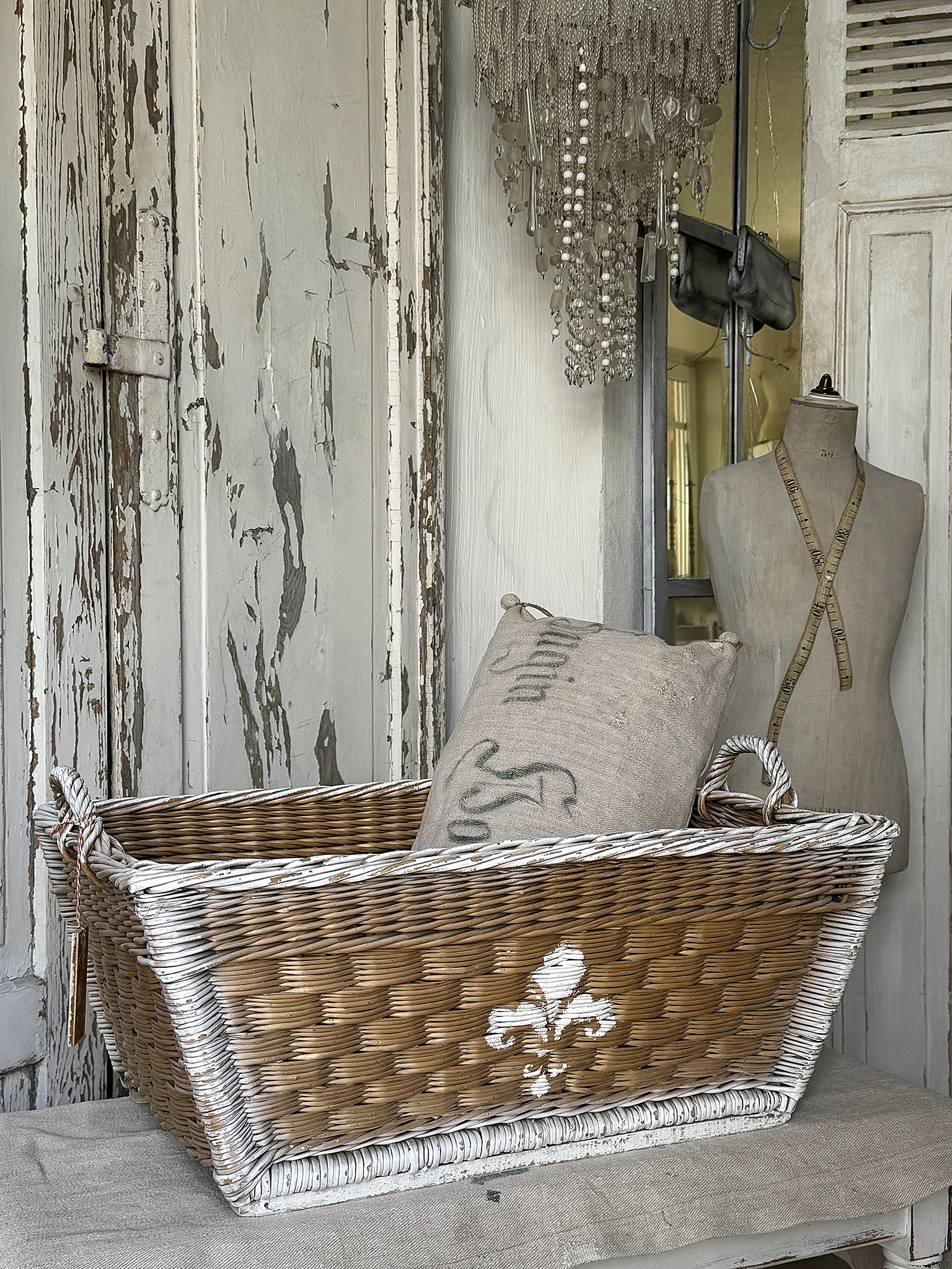 Schöner Weidenkorb im Shabby Chic – Vintage Korb mit französischer Lilie***