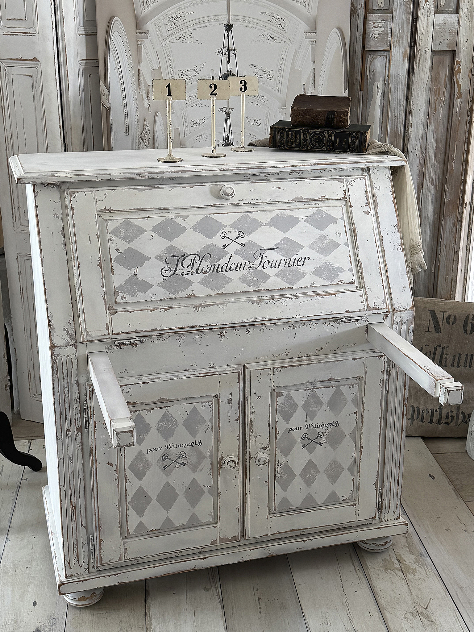 Alter Schranksekretär im mattweißen Shabby-Chic – funktionales Unikat mit französischem Charme***