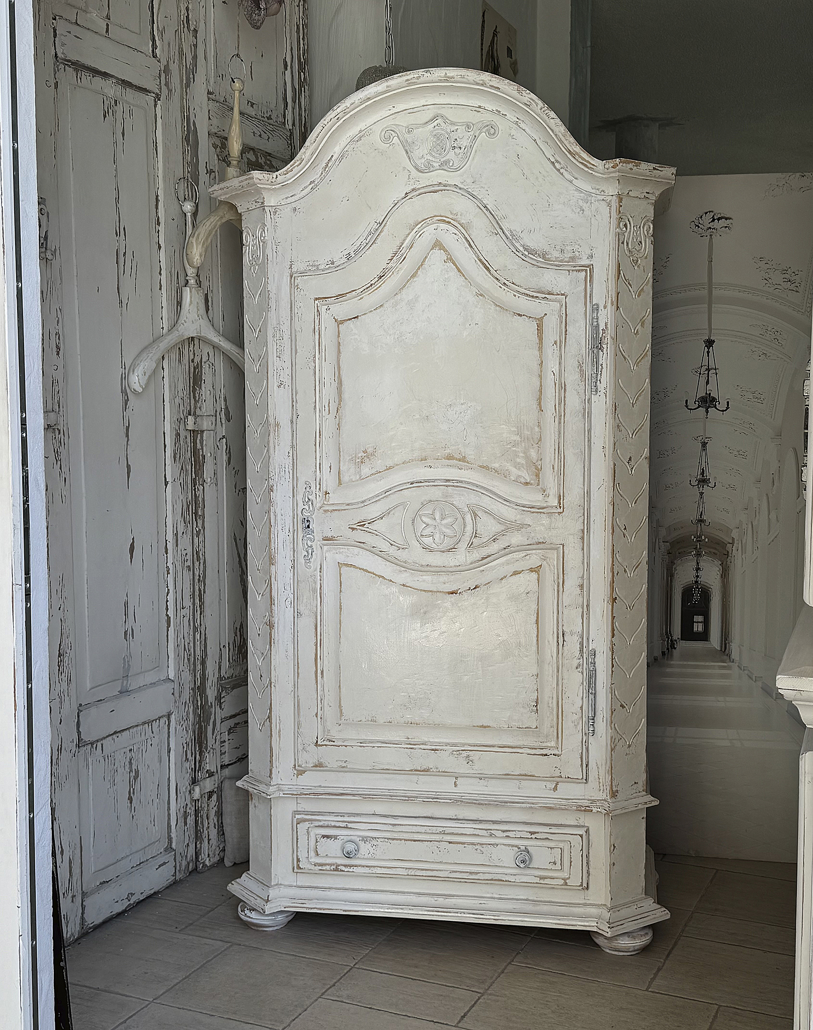 Wunderschöner alter Shabby-Chic Eintürer-Schrank mit geschwungenem Dach*** 