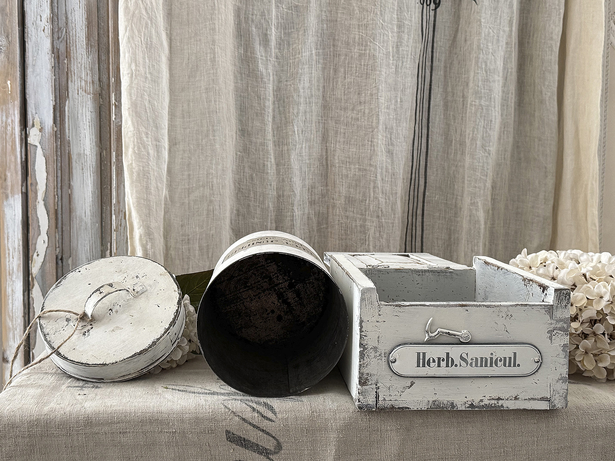 Stimmungsvolles altes Apotheker-Duo mit wunderschönem Shabby-Chic-Charme***
