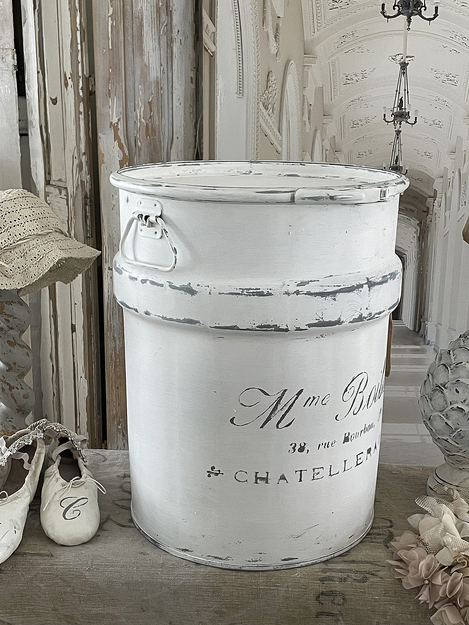 Vintage weiße Metalltruhe mit nostalgischem Schriftzug Dekorative weiße Metalltruhe im Landhausstil, ideal für Aufbewahrung und Deko