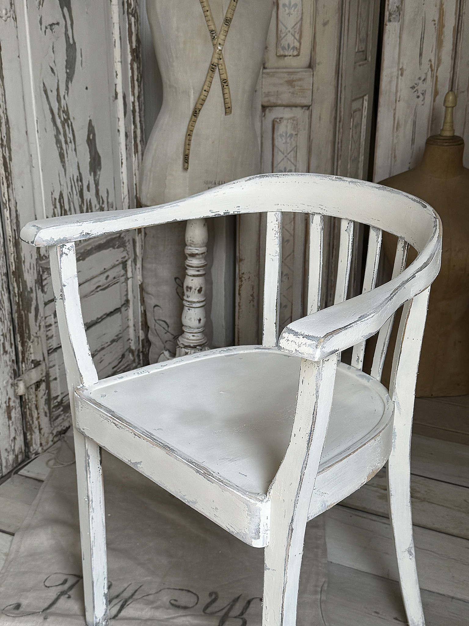 Alter Armlehnenstuhl Bauhaus im weißen Shabbykleid***
