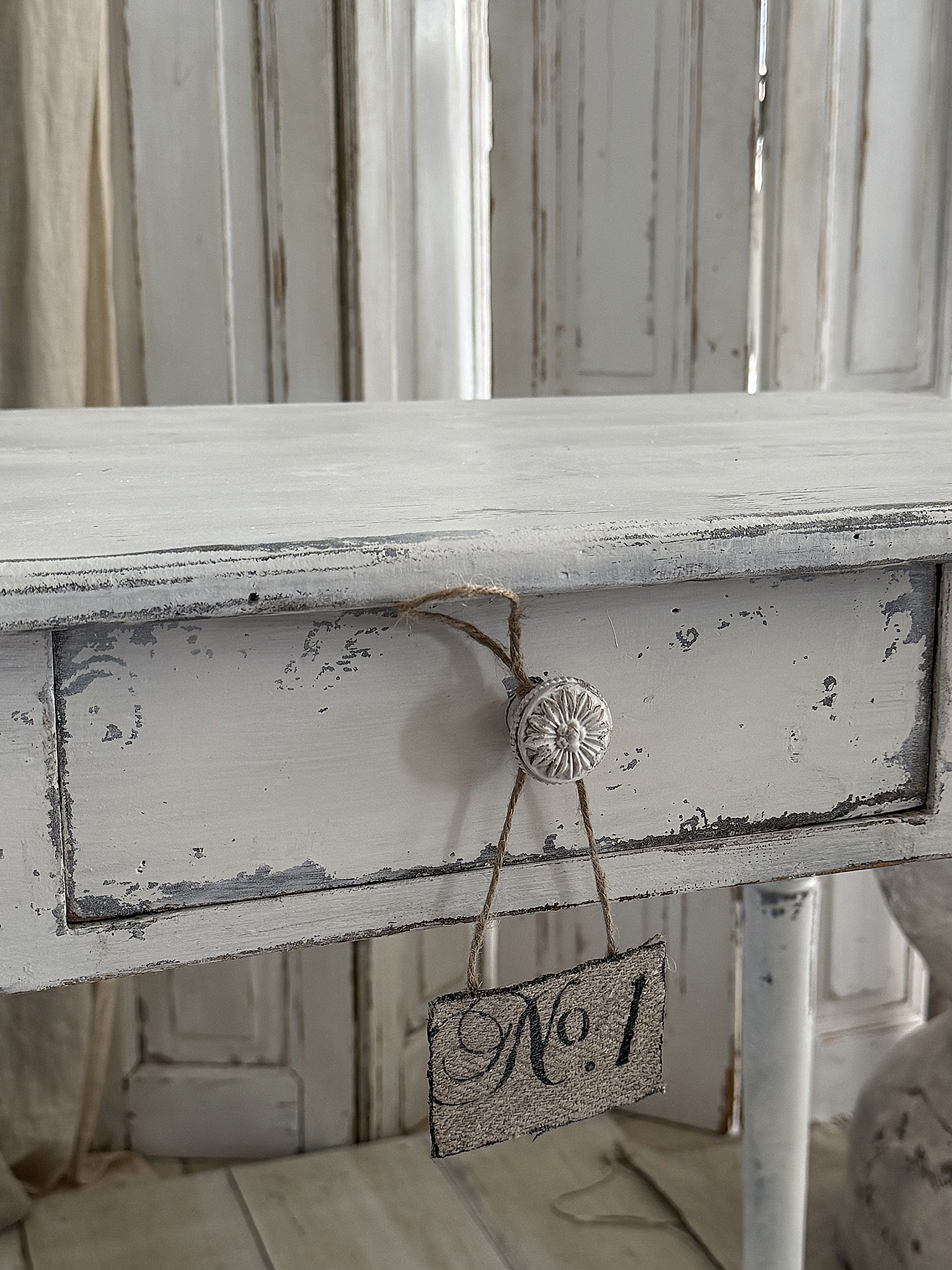 Alter kleiner Esstisch im Shabbykleid***