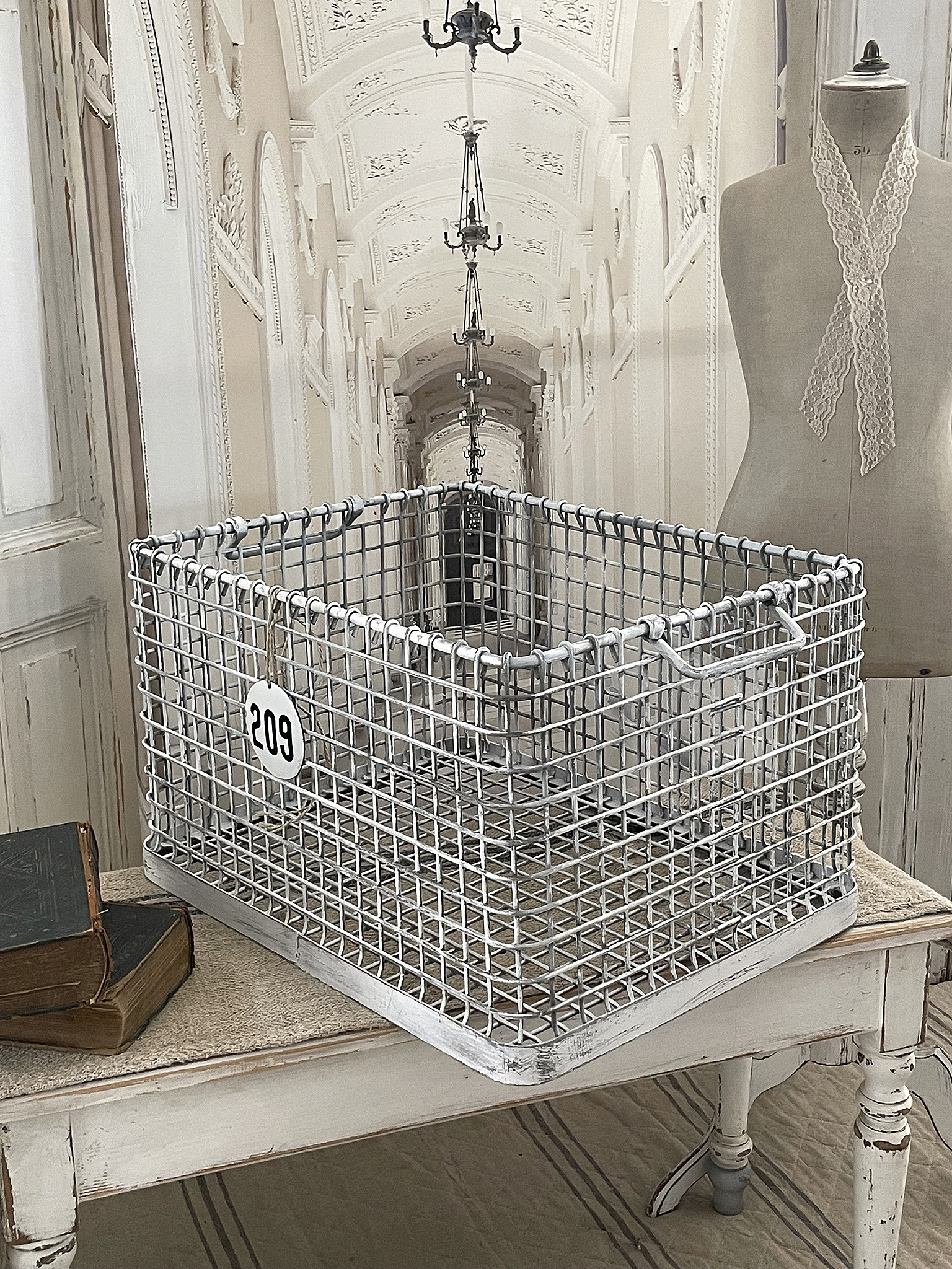 Stilvoller Wire Basket mit Nummer 209 - Dekoratives Wohnaccessoire Dekorativer Drahtkorb mit der Nummer 209 auf einem Tisch in einem eleganten Raum