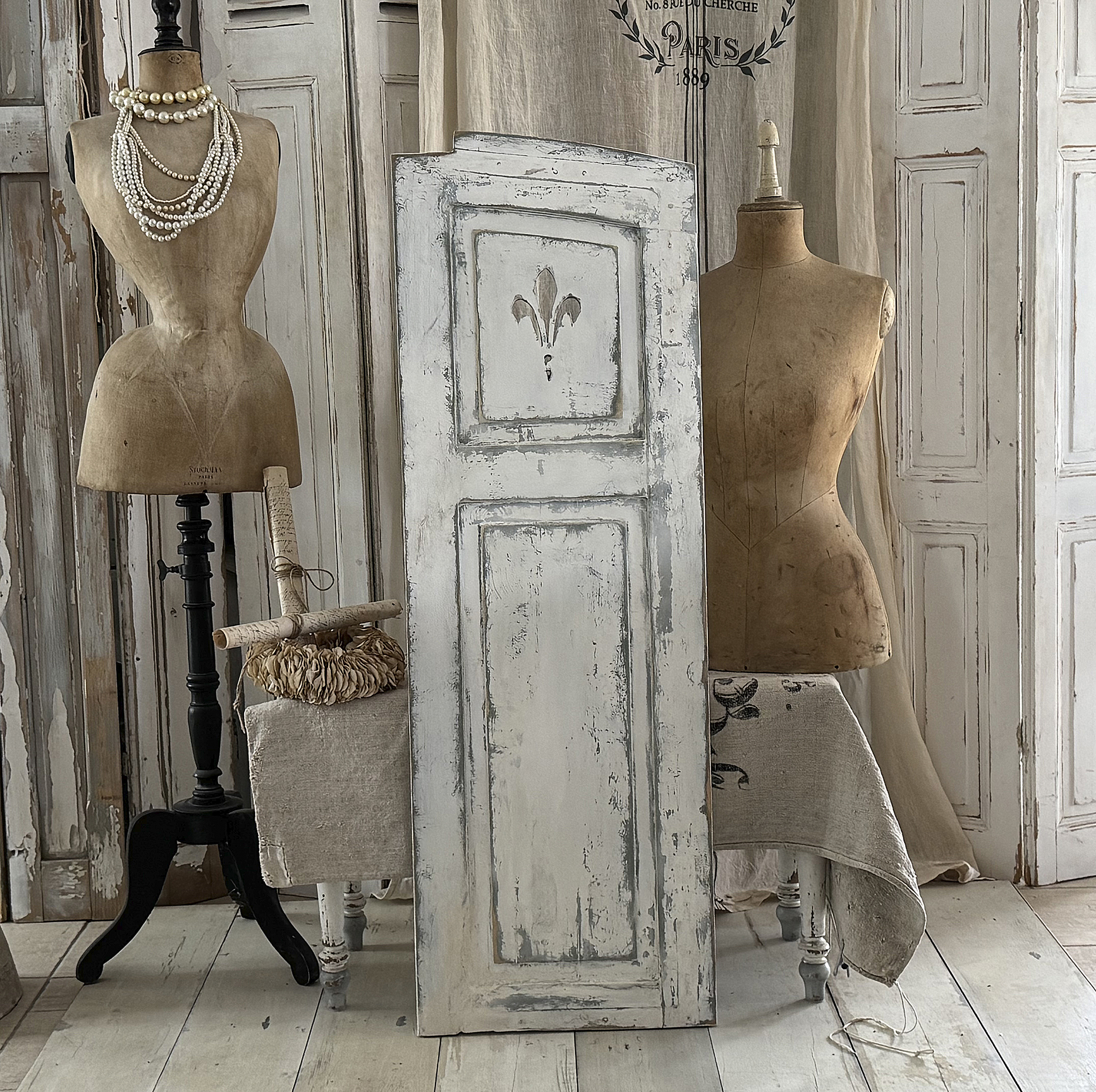 Antiker französischer Shabby-Fensterladen aus Vollholz mit Lilien-Dekor***
