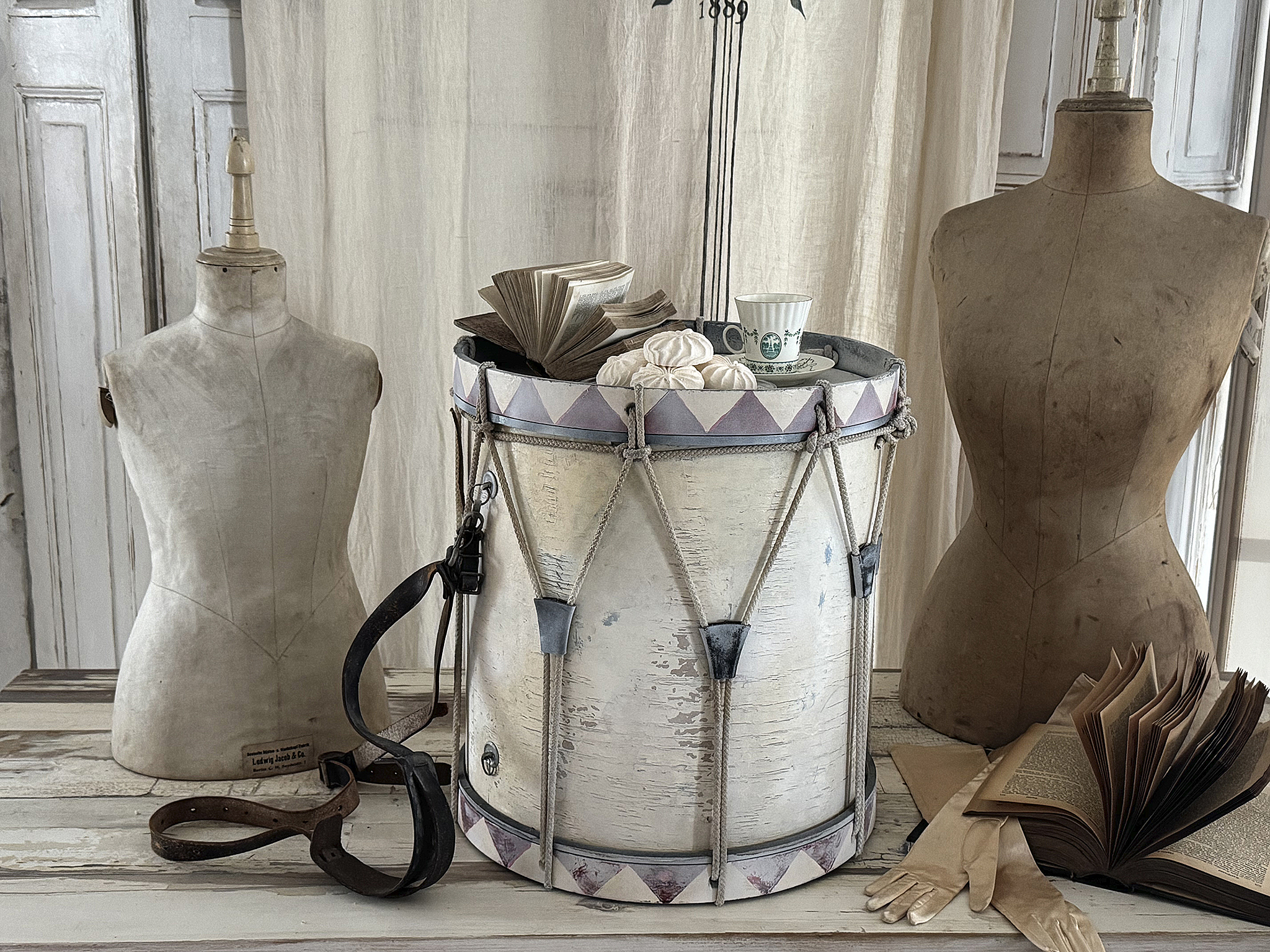 Wunderschöne alte Marschtrommel / Beistelltisch***