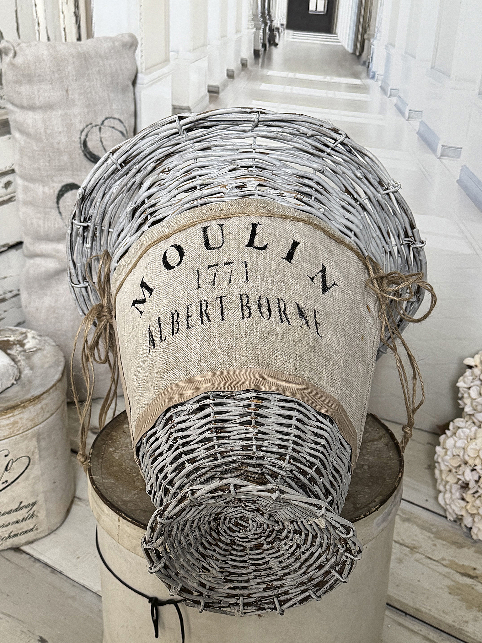 Alter Shabby-Weidenkorb mit Leinenschild 