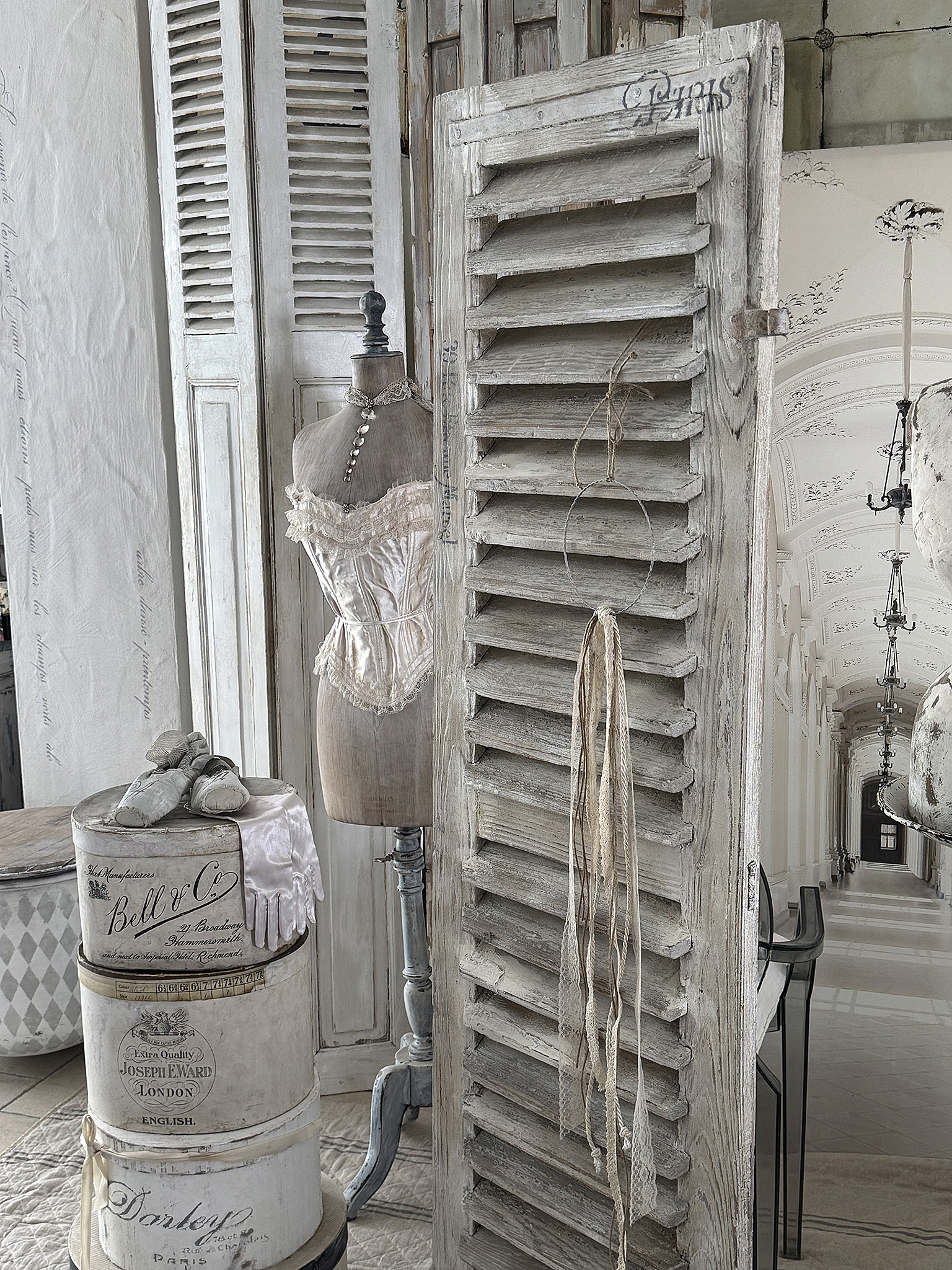 Großer antiker Lamellenladen im weißen Shabby-Chic mit Patina & Bänderkranz***