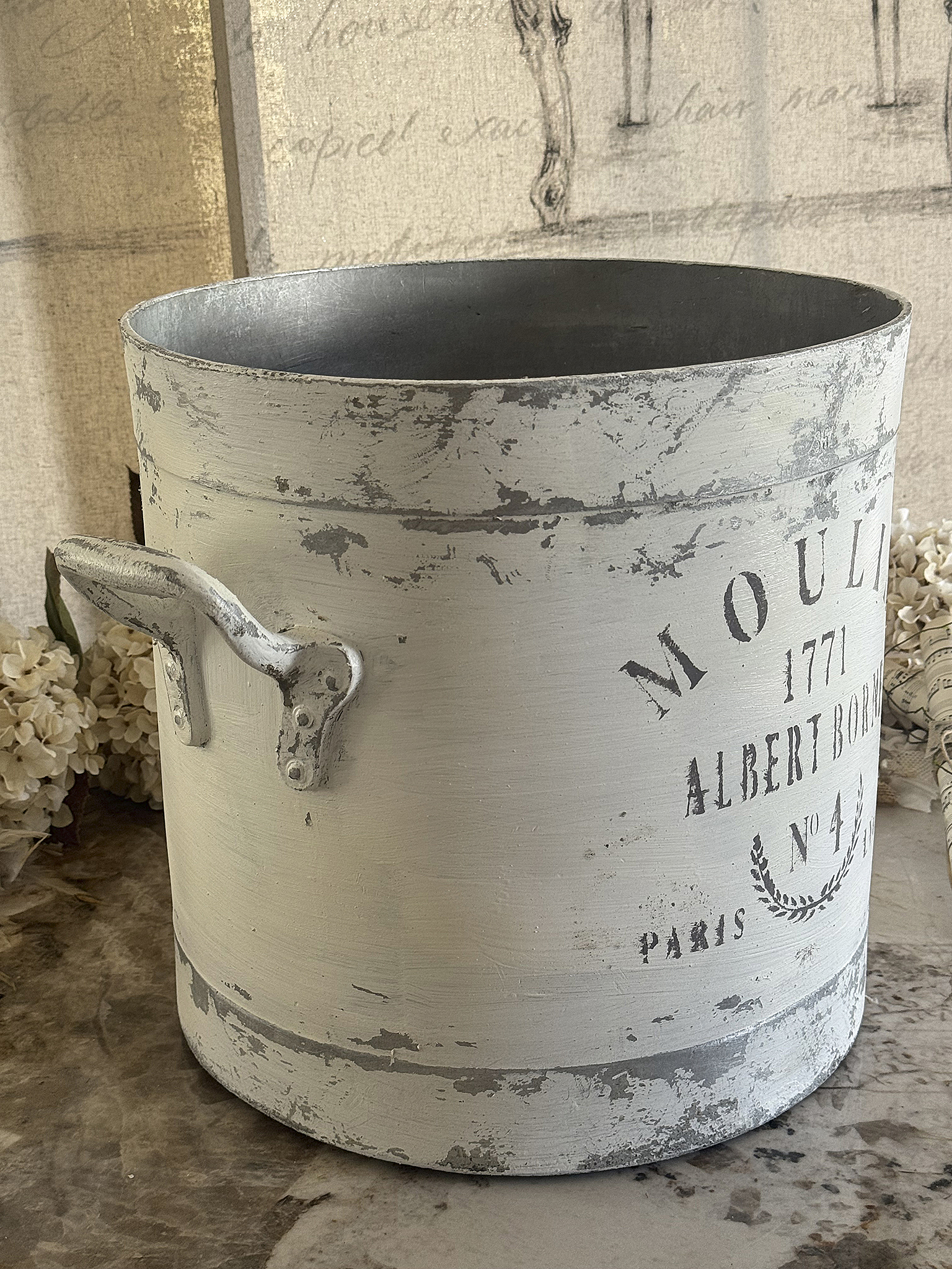 Großer alter Aluminiumtopf im französischen Shabby-Chic***