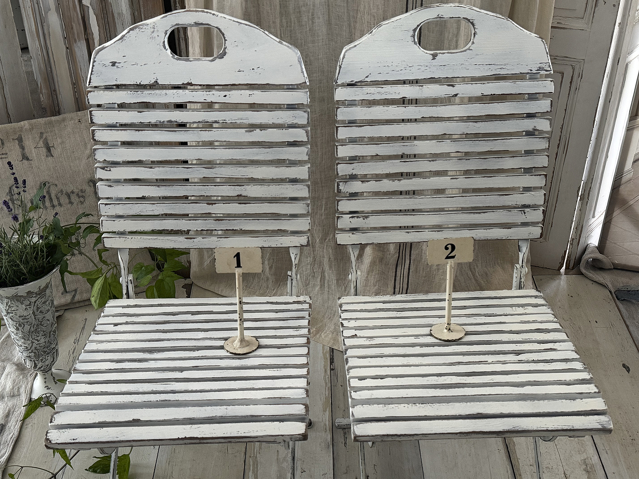 Charmante ältere Gartenstühle im mattweißen Shabby-Chic***
