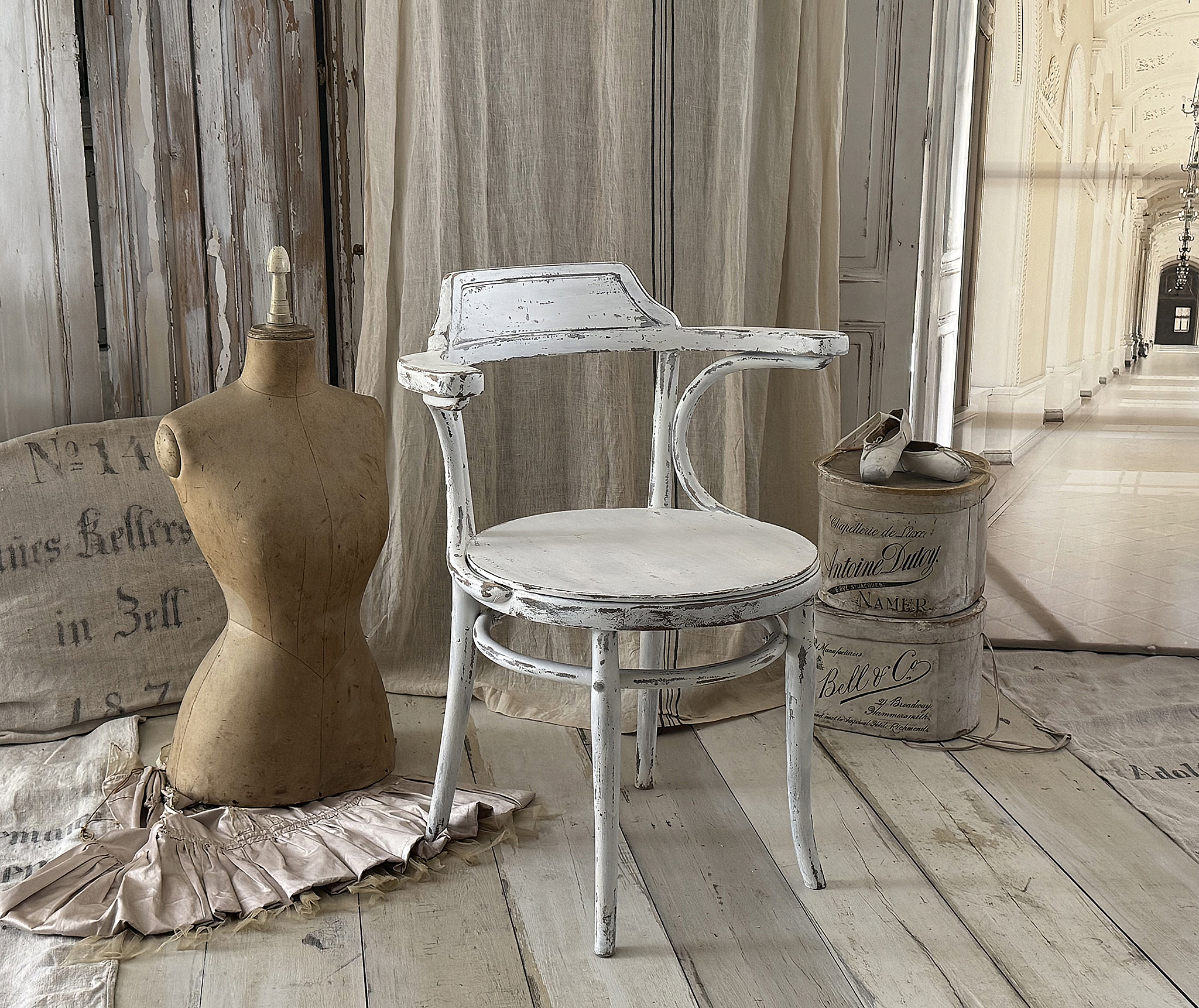  Antiker Thonet Armstuhl aus Buchholz – zeitlose Eleganz im Shabby-Look***