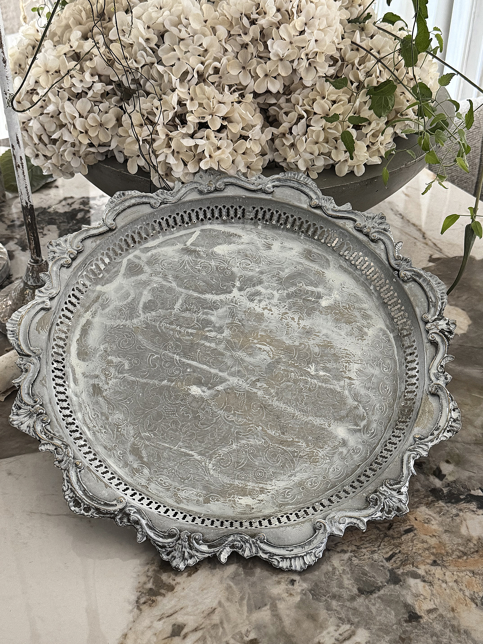 Alte runde Messingschale im Shabby Chic – Vintage Schale mit ziseliertem Rand***