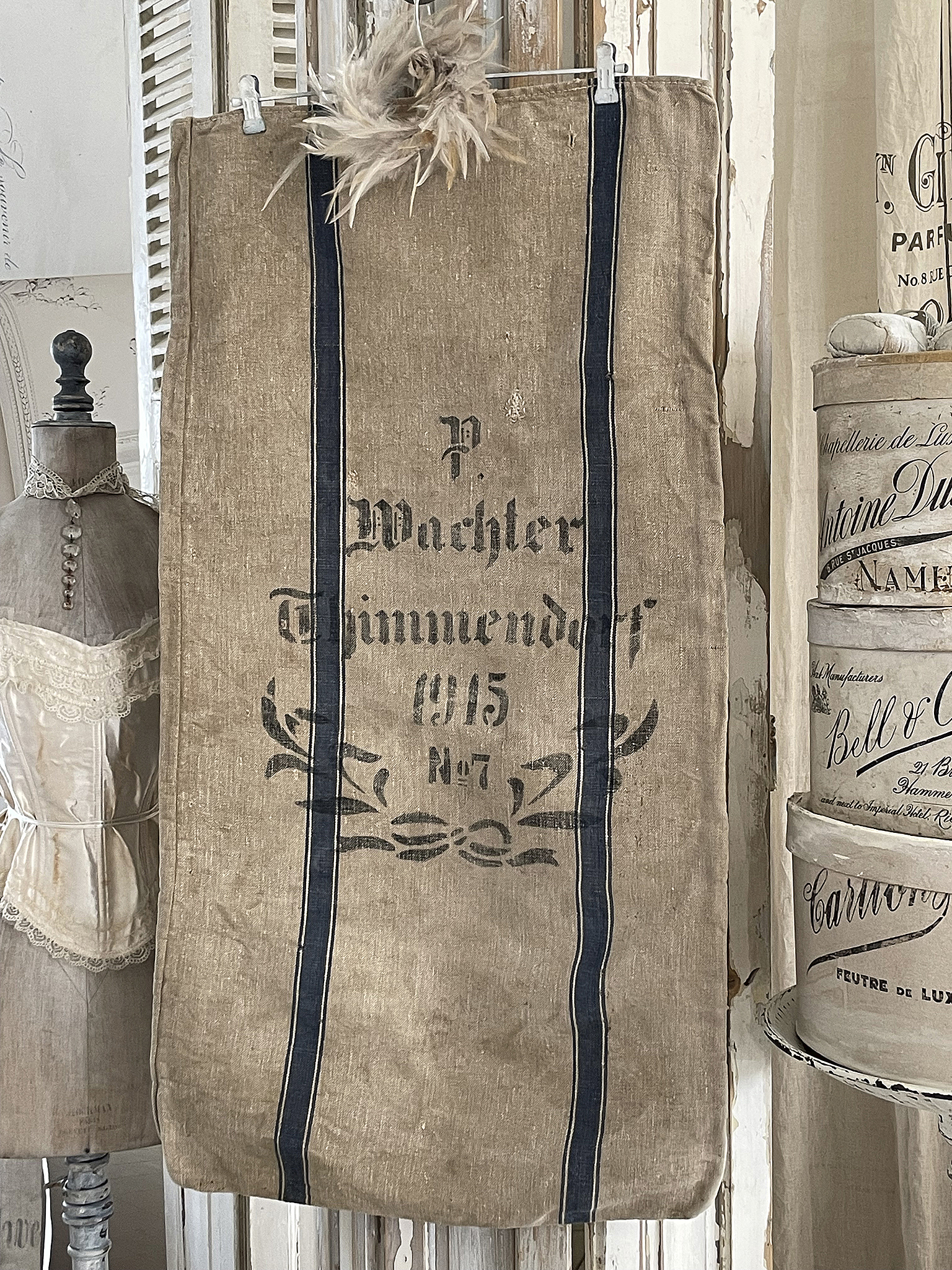 Historische Tasche mit Aufdruck P. Waechter und 1915, dekoriert mit Stoffstrapsen