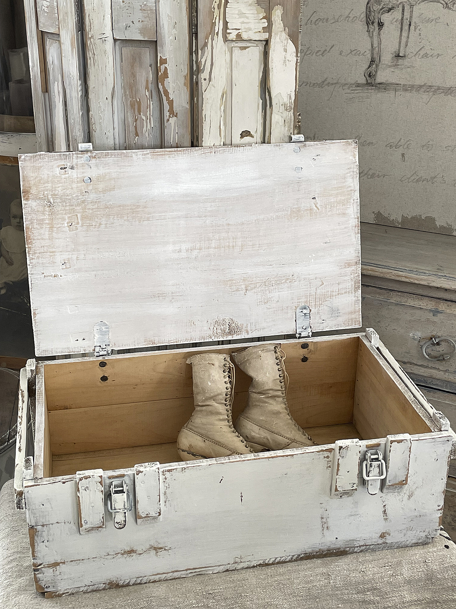 Alte Transportkiste Boots & Shoes***