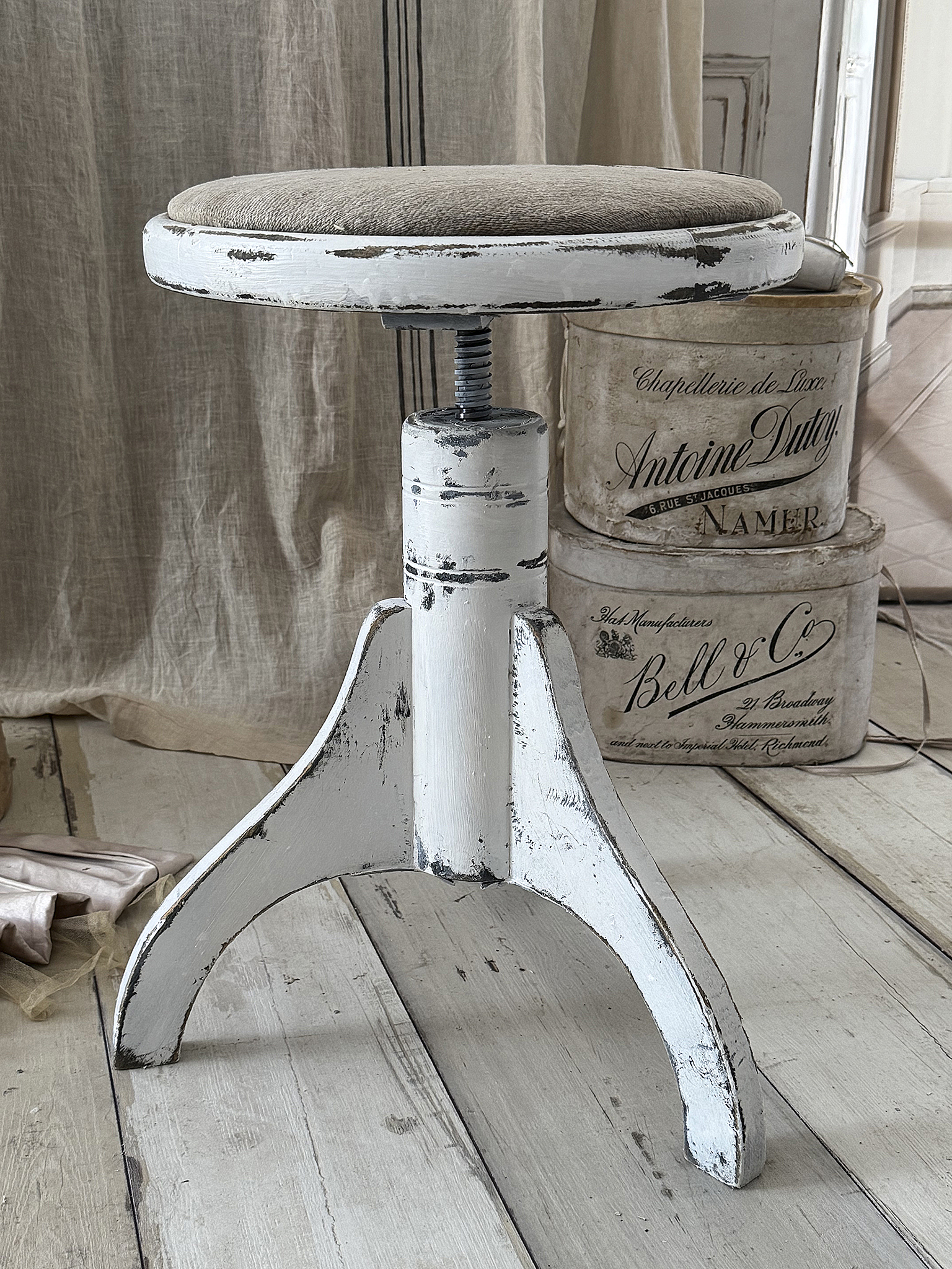 Alter Klavierhocker im Shabby Chic mit Leinensack-Bezug***