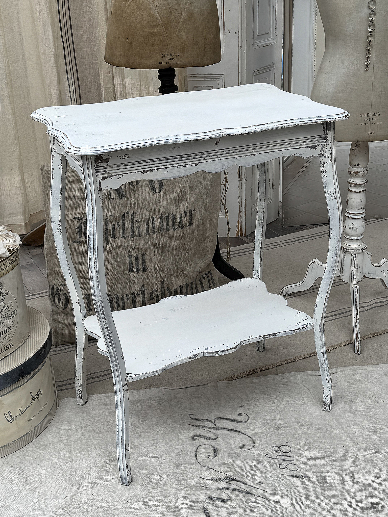 Eleganter weißer Beistelltisch mit vintage Flair Weißer Beistelltisch im Shabby-Chic-Stil, ideal für Wohnräume