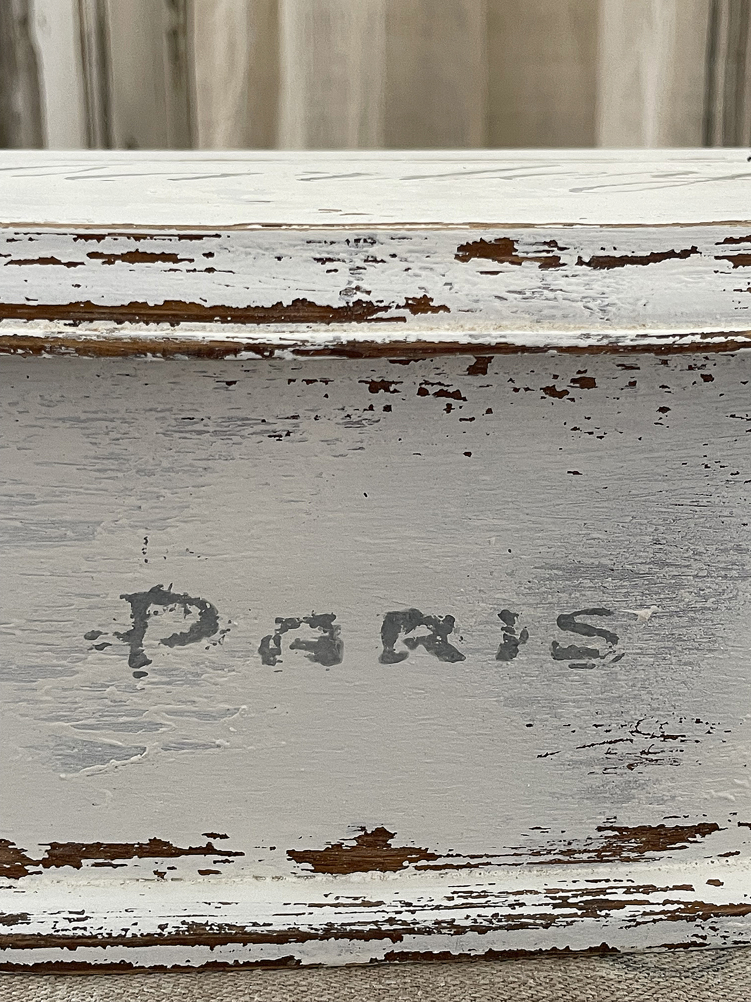 Holzschatulle mit dem Schriftzug Paris Detailaufnahme einer weißen Holzschatulle mit dem aufgedruckten Wort Paris