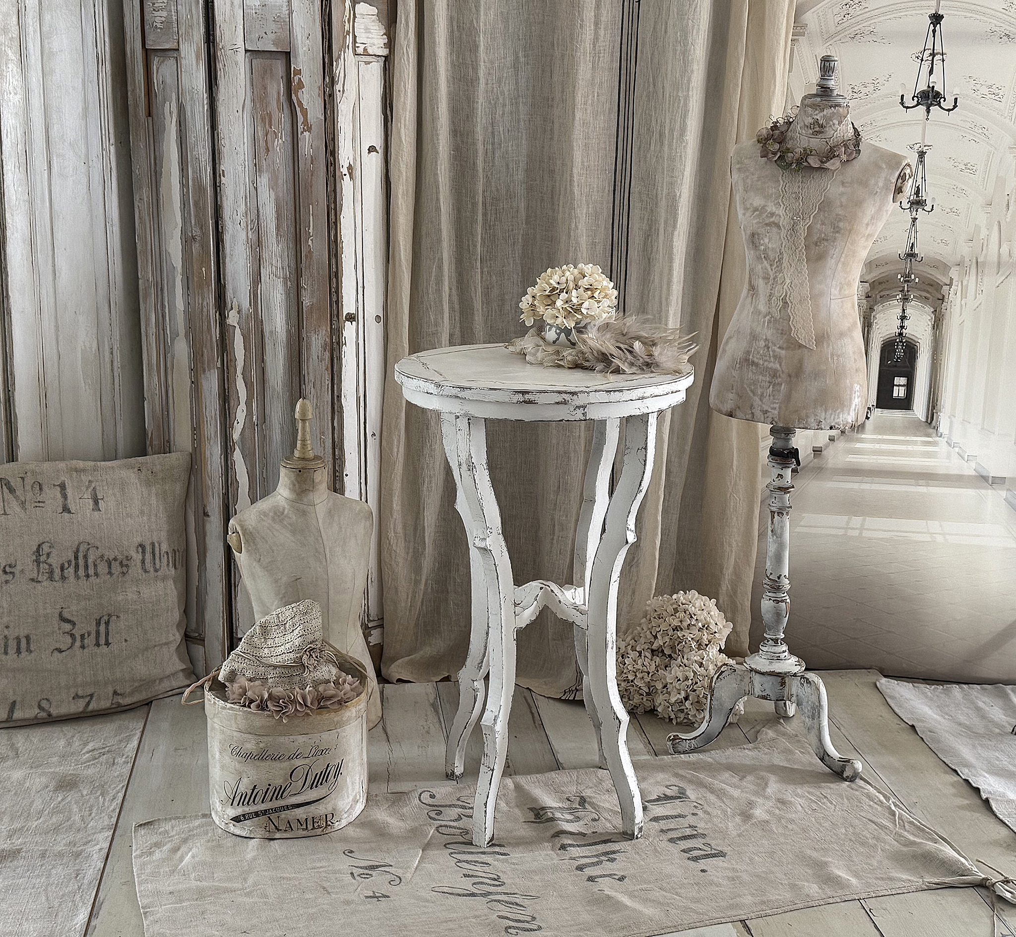 Antiker runder Beistelltisch – Shabby-pur***