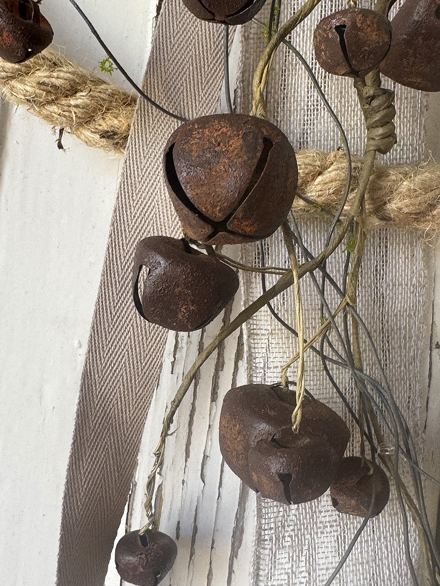 Zauberhafter Schellenkranz mit altem Leinen und sanften Elfenklängen – Romantischer Shabby Chic mit nostalgischem Charme***