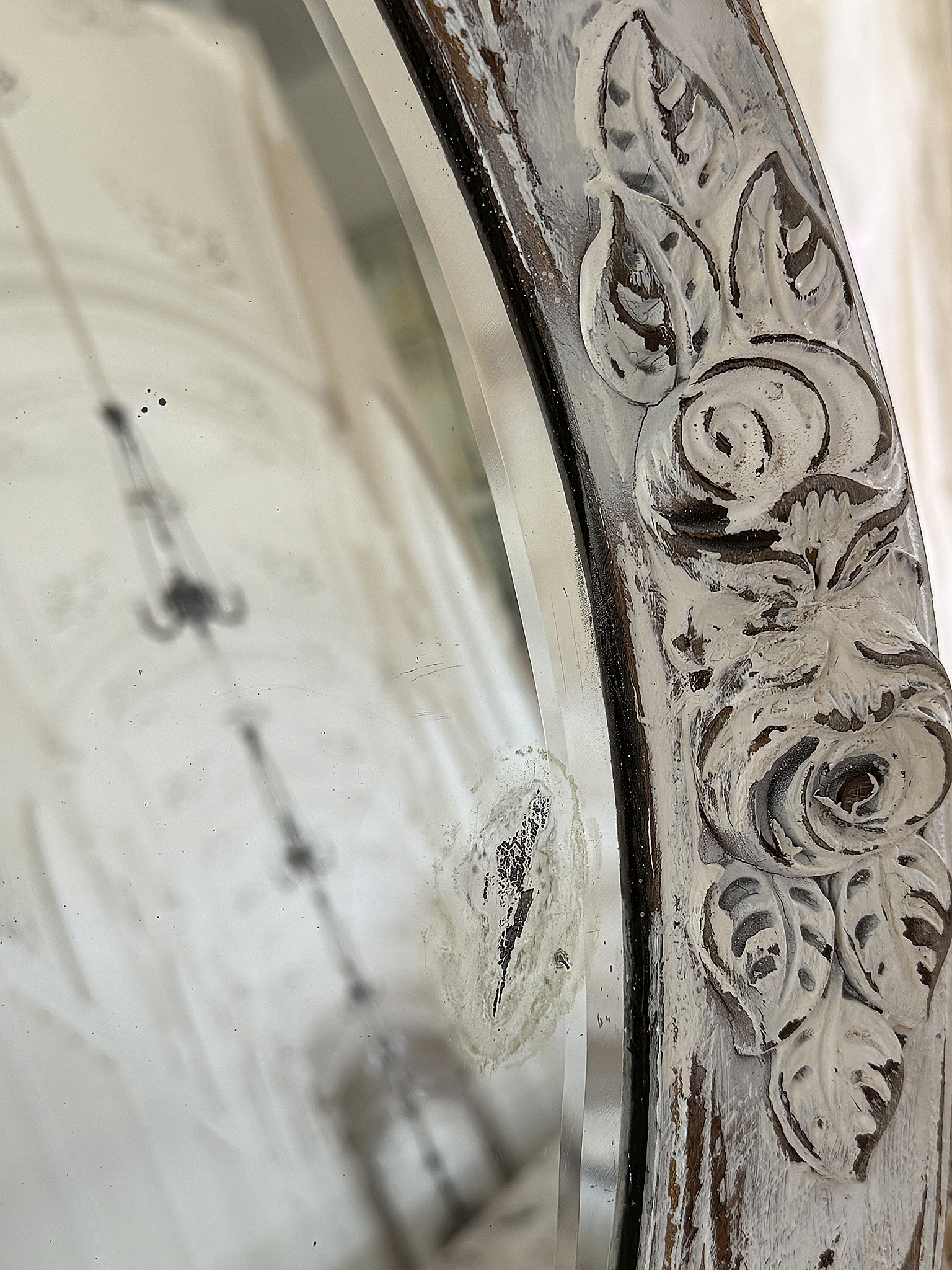 Romantischer ovaler alter Wandspiegel im Shabby-Chic***