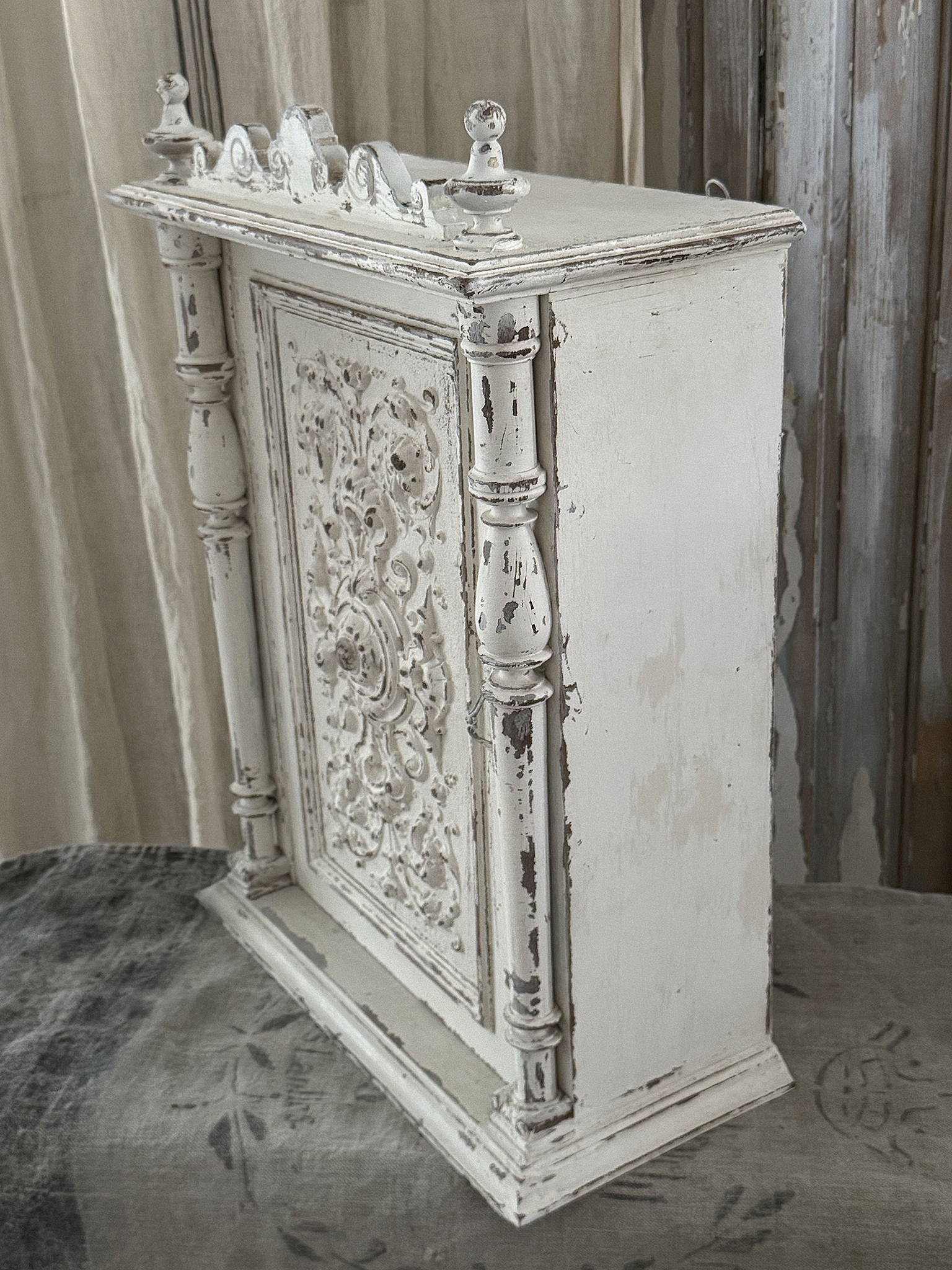 Reizender antiker Shabby-Beistellschrank***