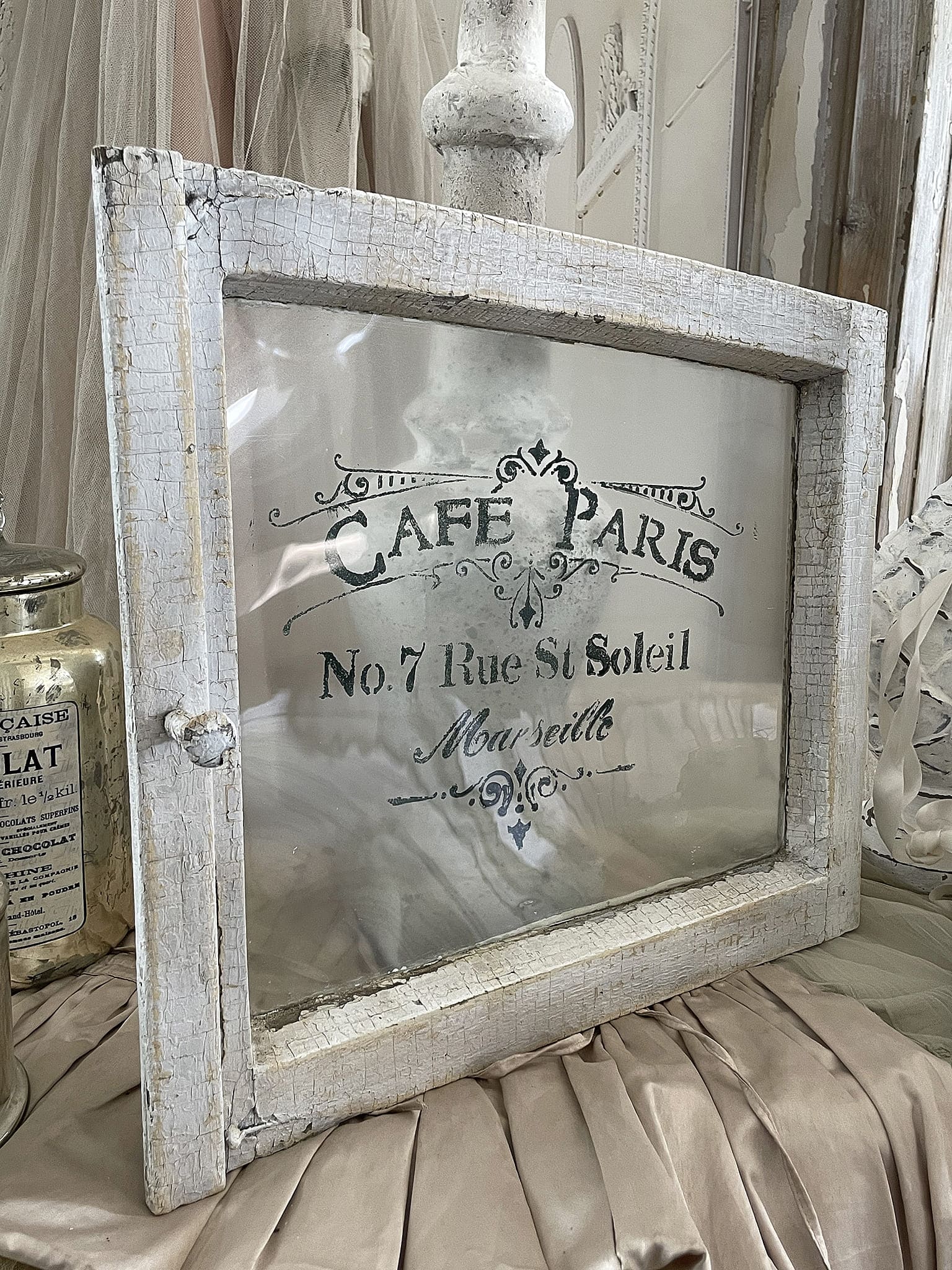 Süßes kleines Vintage Fenster Cafe Paris