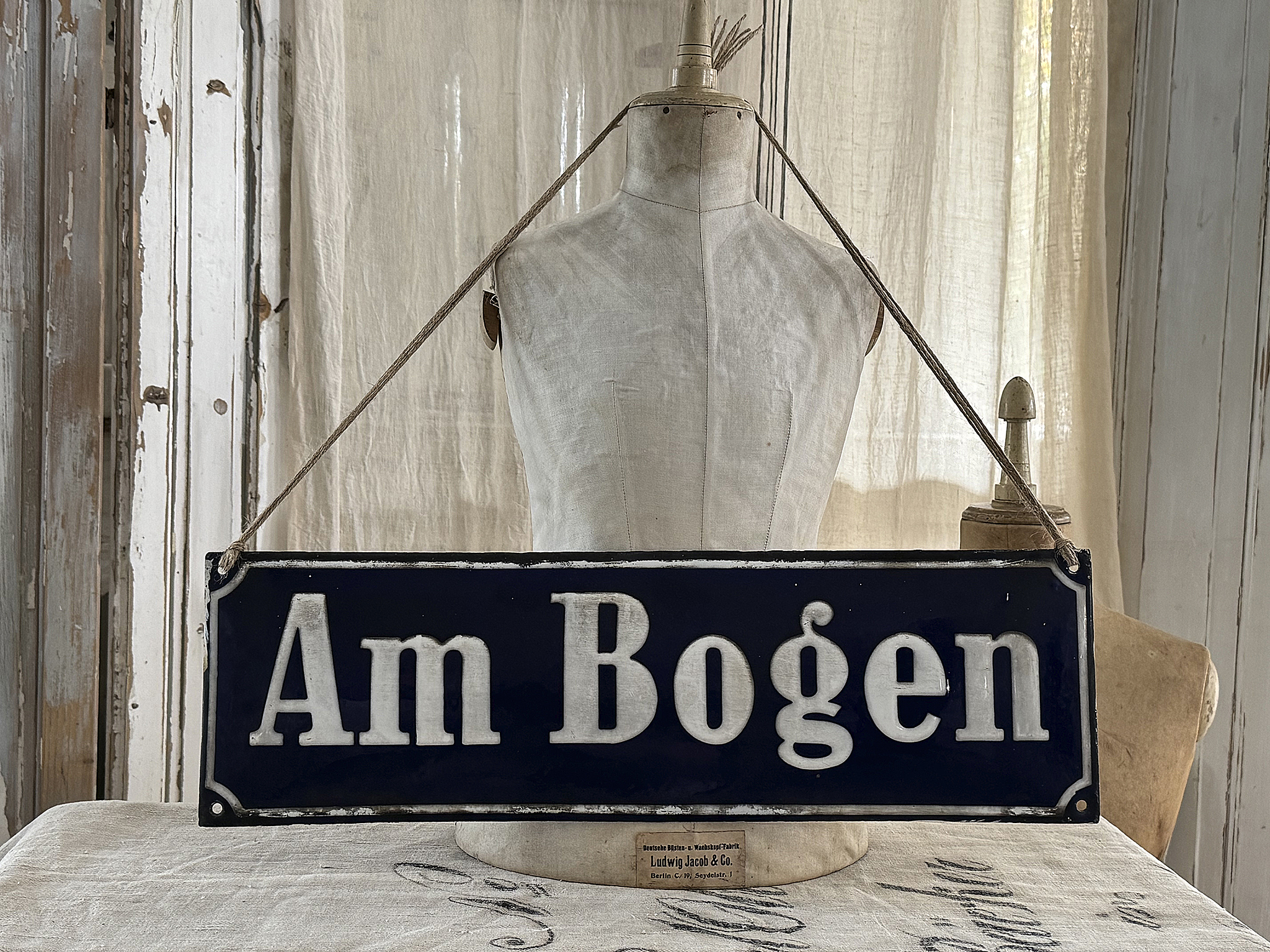 Altes großes Straßenschild aus Emaille***