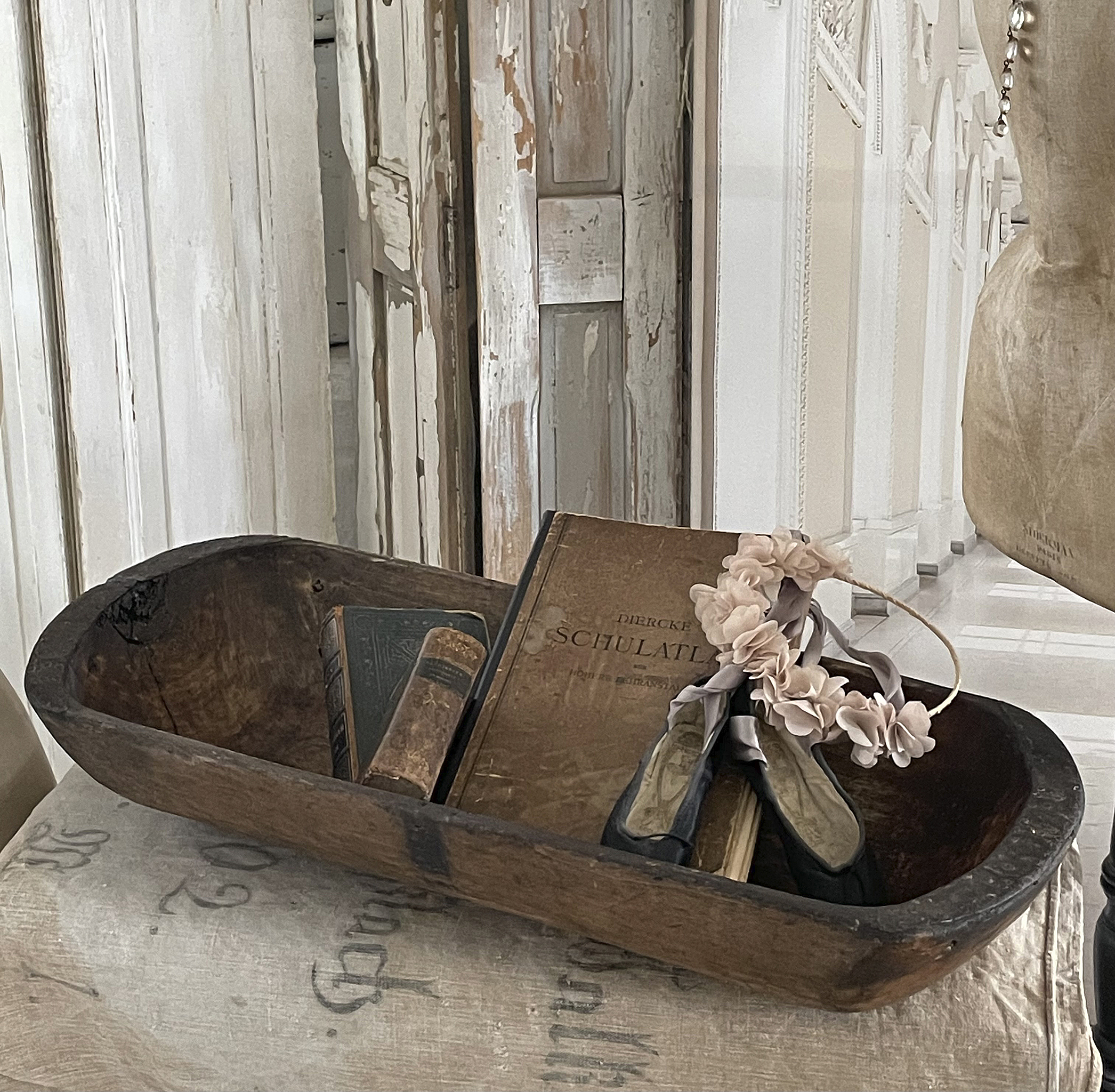Dekorative Holzkiste mit alten Büchern und Blumen Holzkiste mit antiken Büchern und modernen Dekorationselementen auf einem Tisch