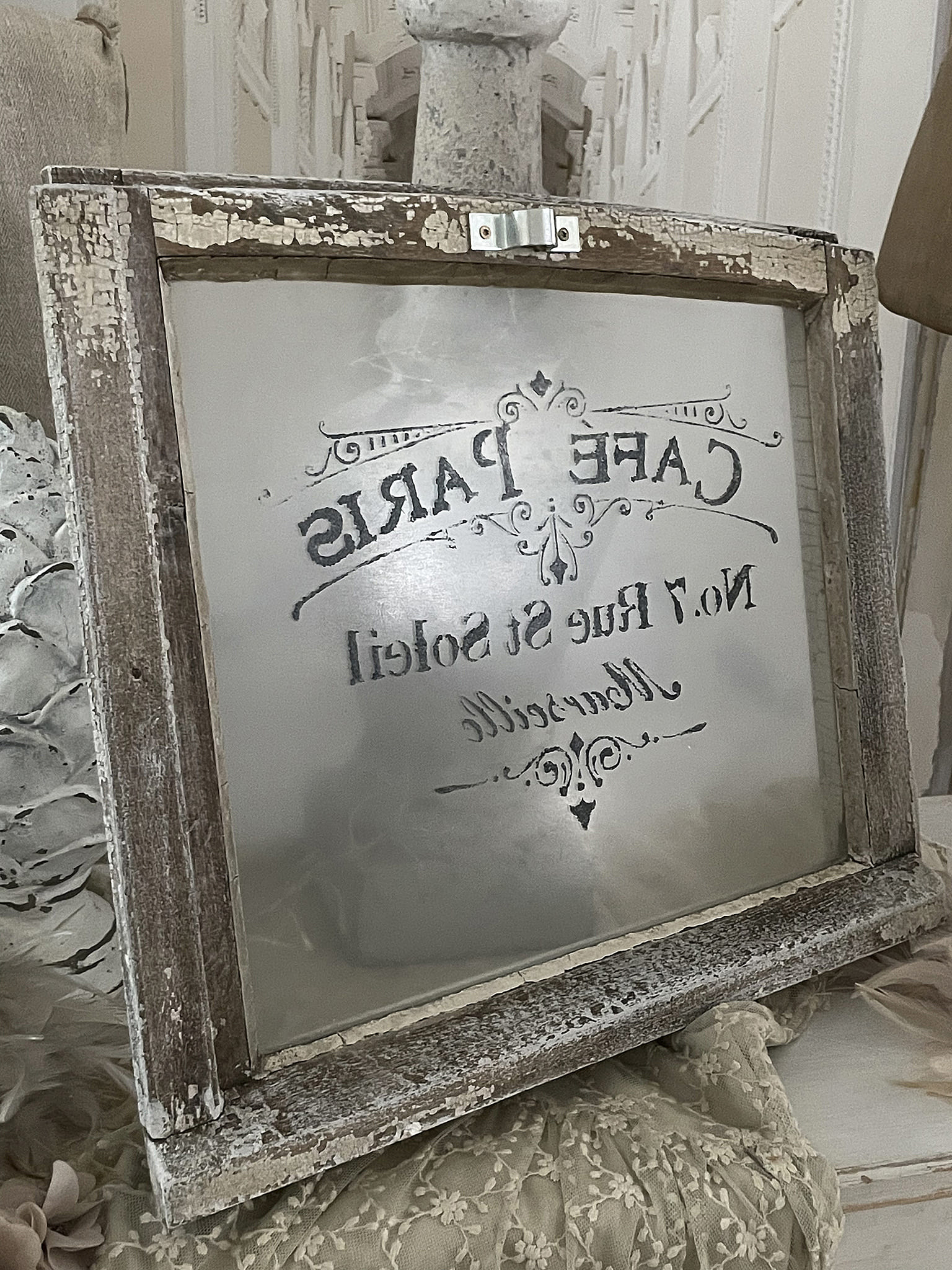 Dekoratives Vintage-Schild von Café Paris, Nummer 17, mit nostalgischem Design im Shabby-Chic-Stil.