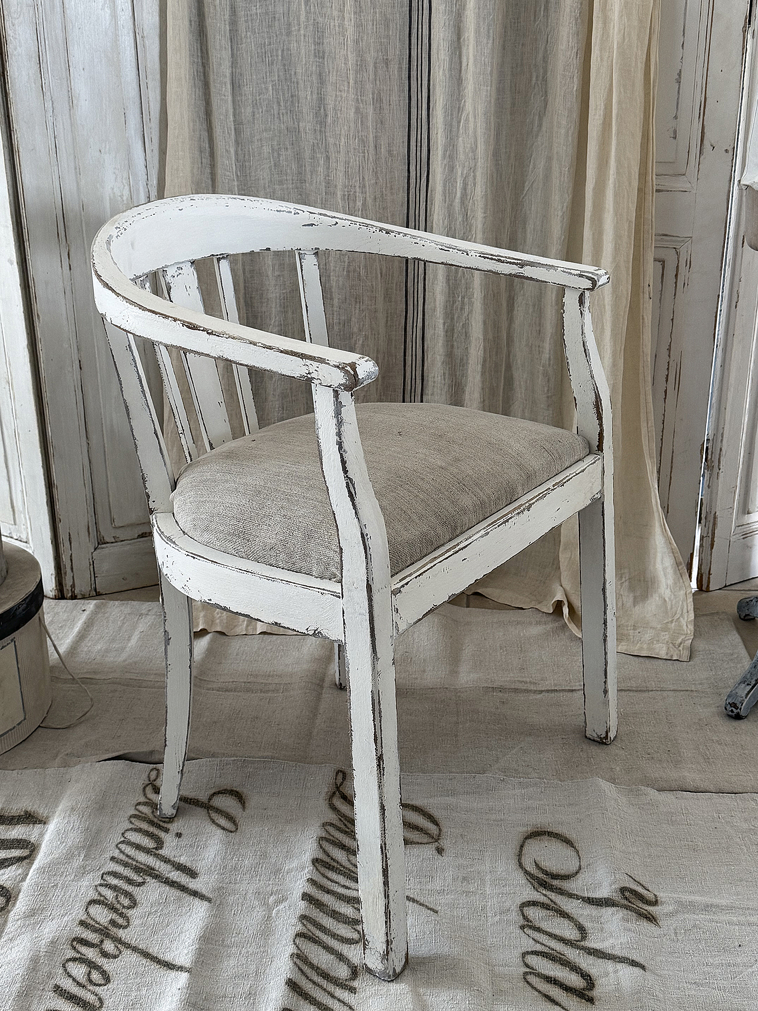 Antiker Armlehnstuhl im Shabby Chic mit Leinensack – Vintage-Liebhaberstück***
