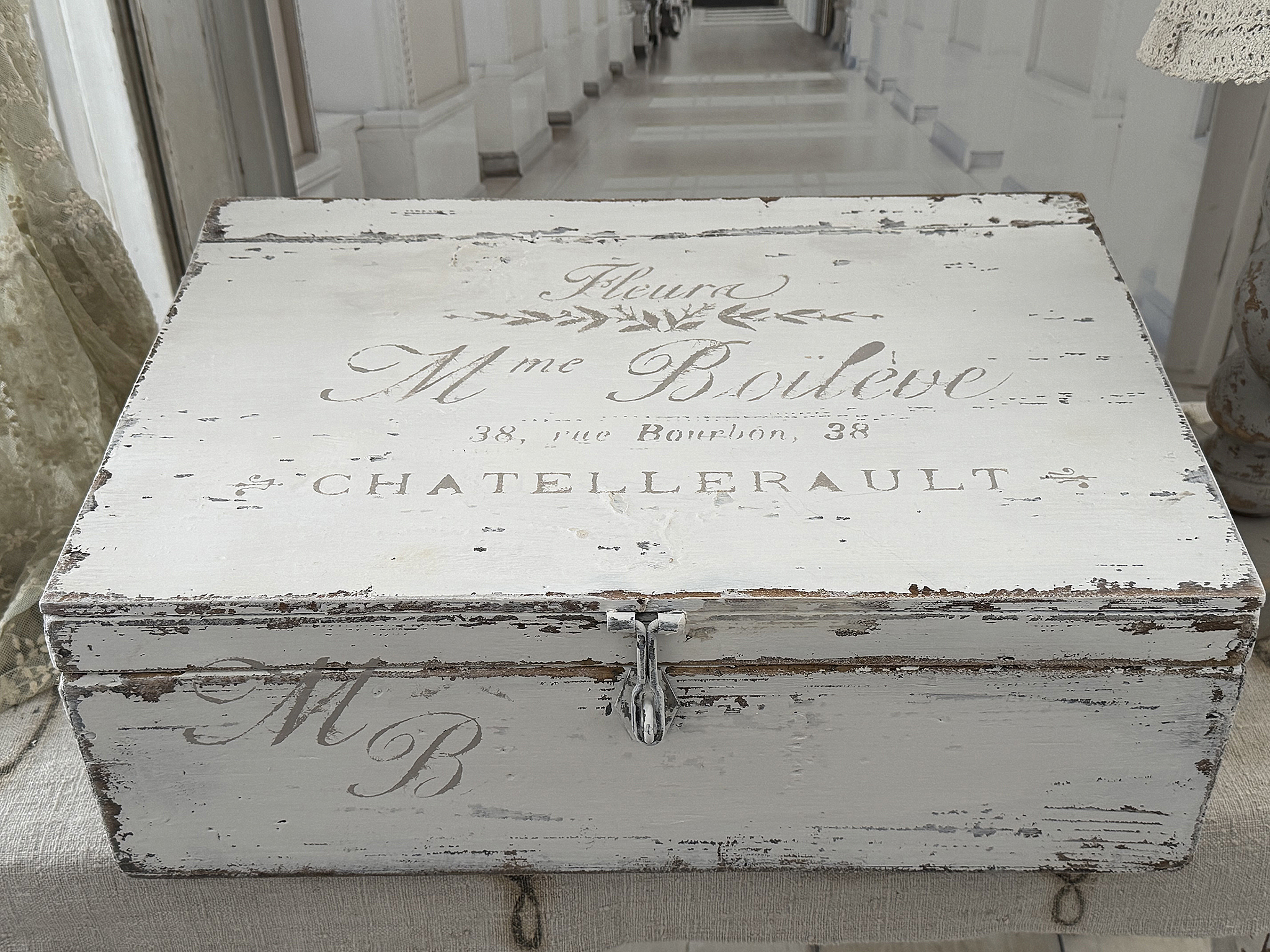 Alte große Holztruhe mit Klappdeckel – Shabby Chic Boileve***