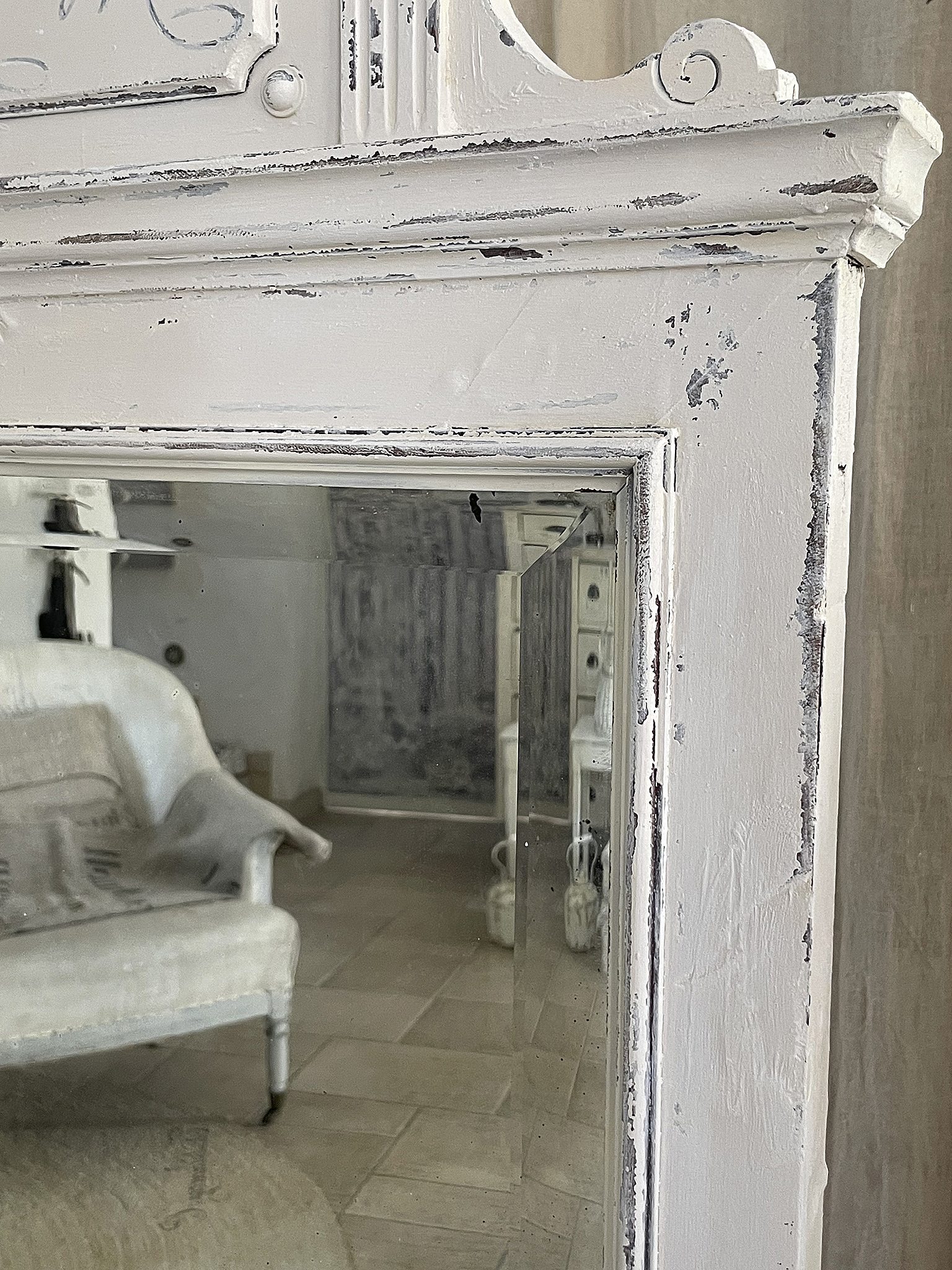 Antiker Spiegel mit bezauberndem Weiß und Shabby Chic Charakter Nahaufnahme eines antiken Spiegels im Shabby Chic Stil, der ein wohnliches Ambiente reflektiert.