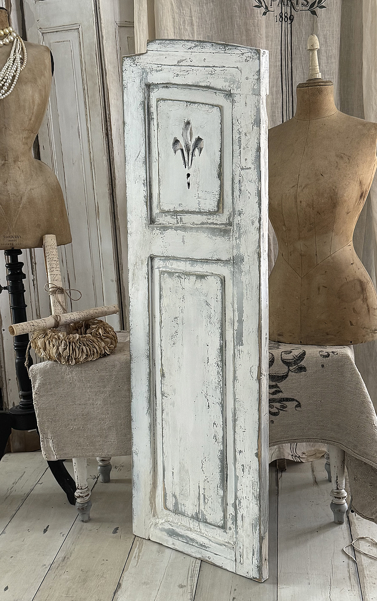 Antiker französischer Shabby-Fensterladen aus Vollholz mit Lilien-Dekor***
